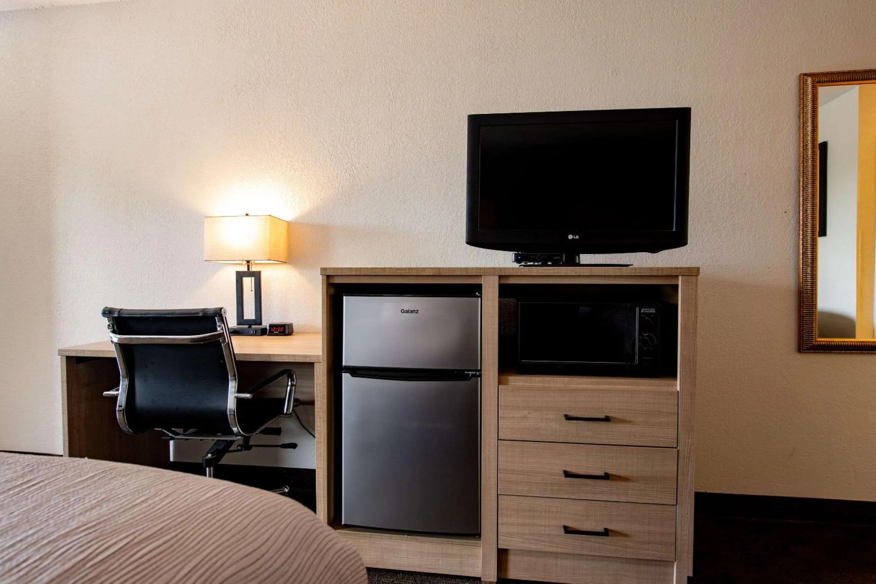 Bedroom, Bed in Quality Inn Monroe