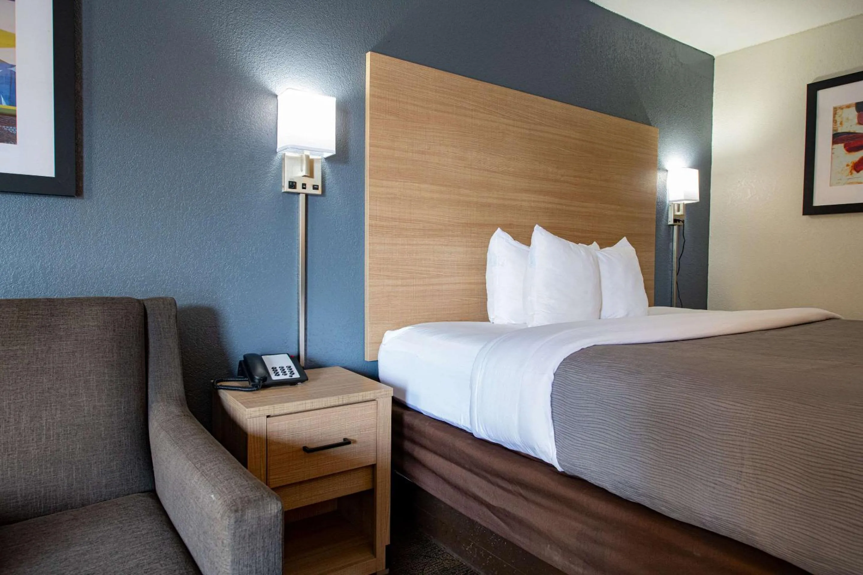 Bedroom, Bed in Quality Inn Monroe