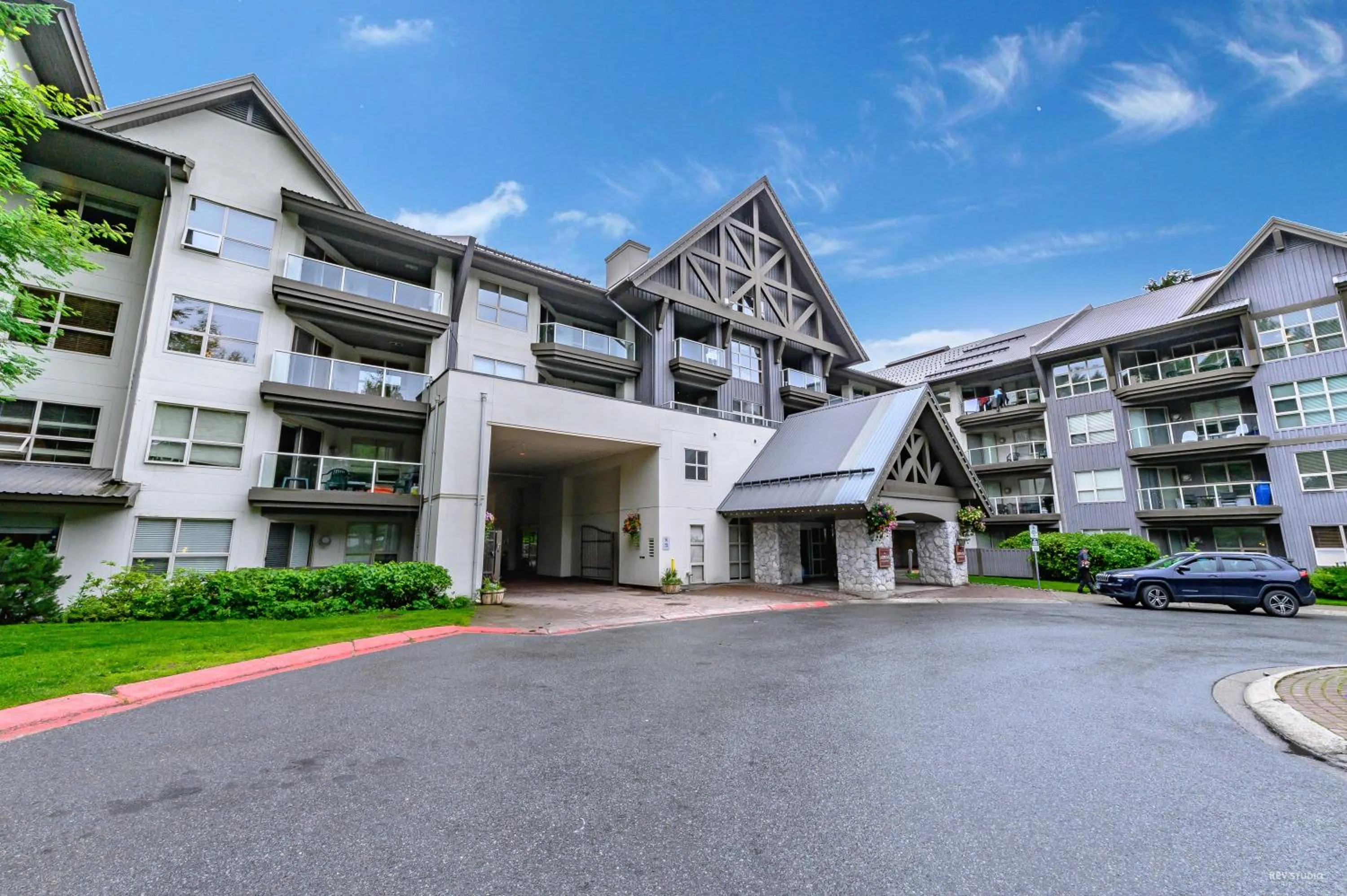 The Best Top Floor Ski-in/Ski-out at the Aspens
