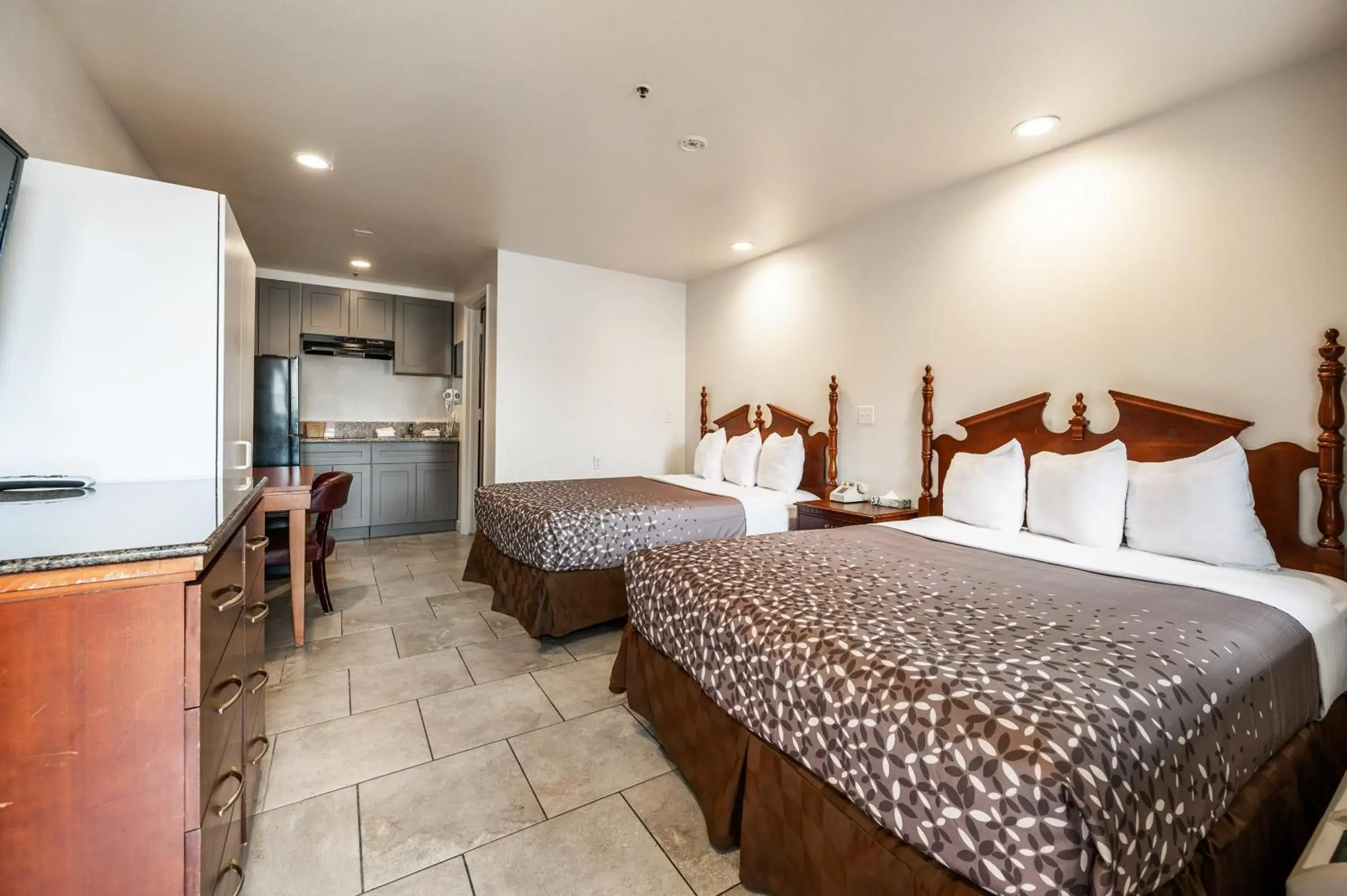 Deluxe Queen Studio in City Creek Inn & Suites Deluxe Queen Studio in City Creek Inn & Suites