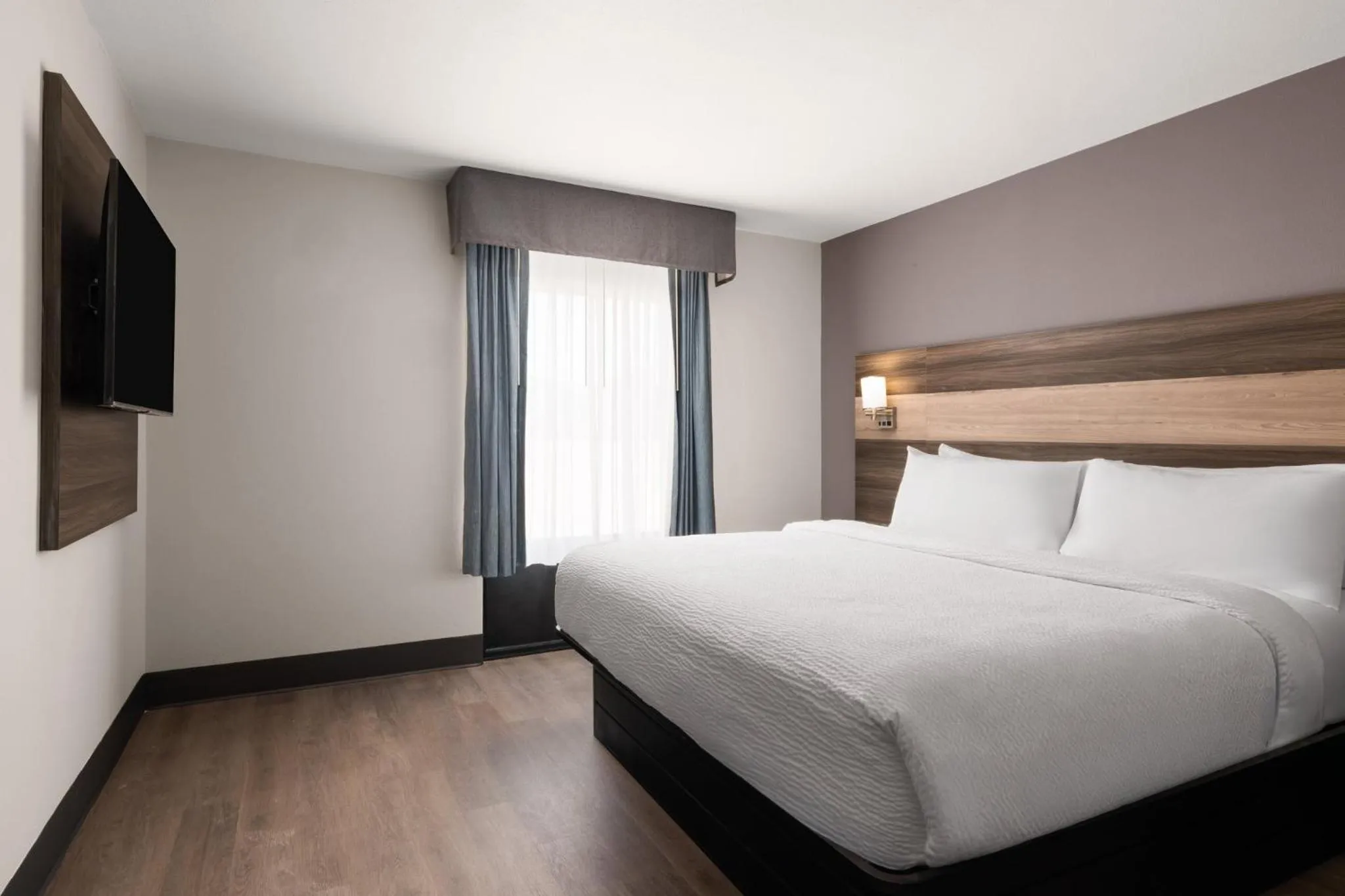 Photo of the whole room, Bed in Garner Hotel Augusta West by IHG