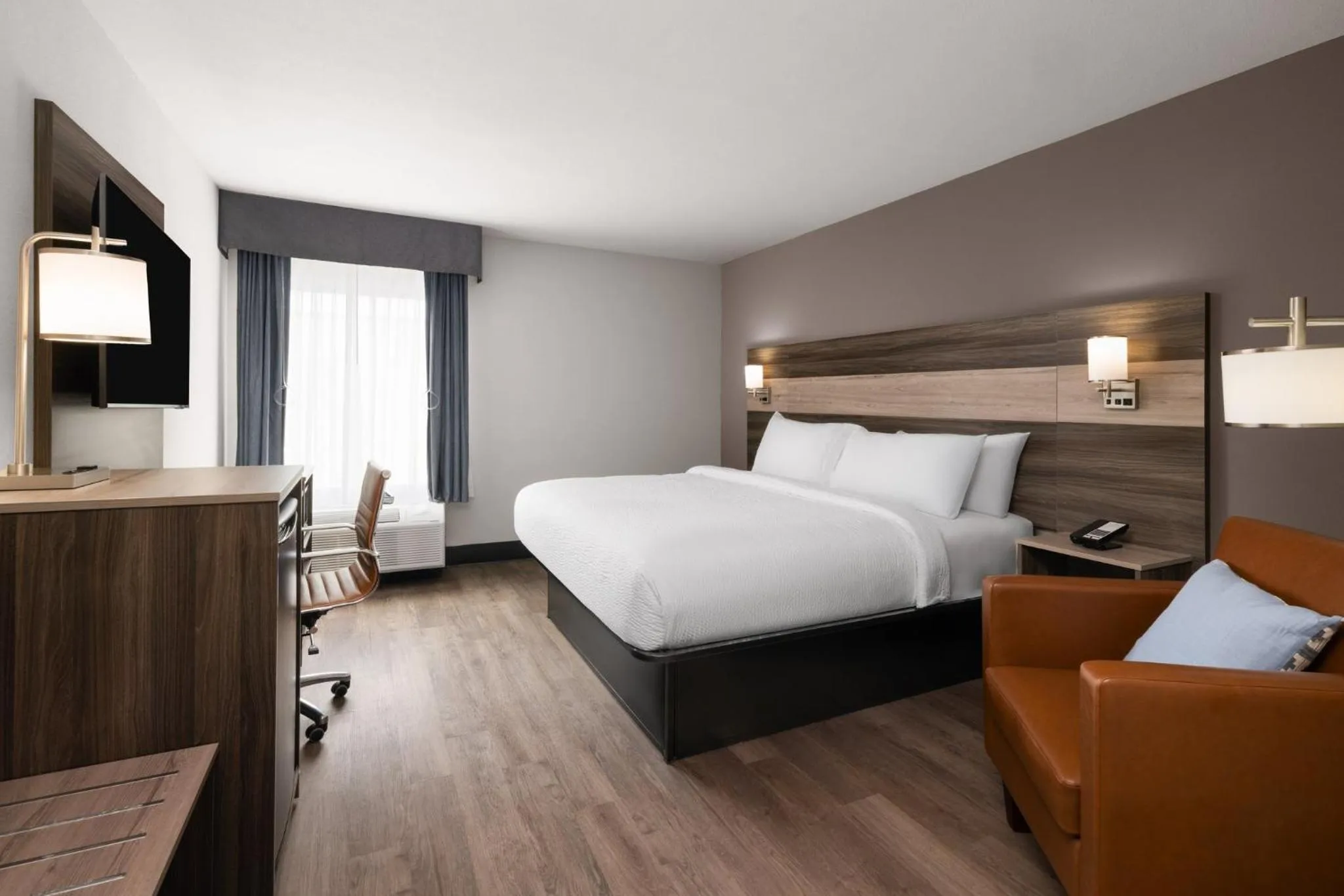 Photo of the whole room, Bed in Garner Hotel Augusta West by IHG