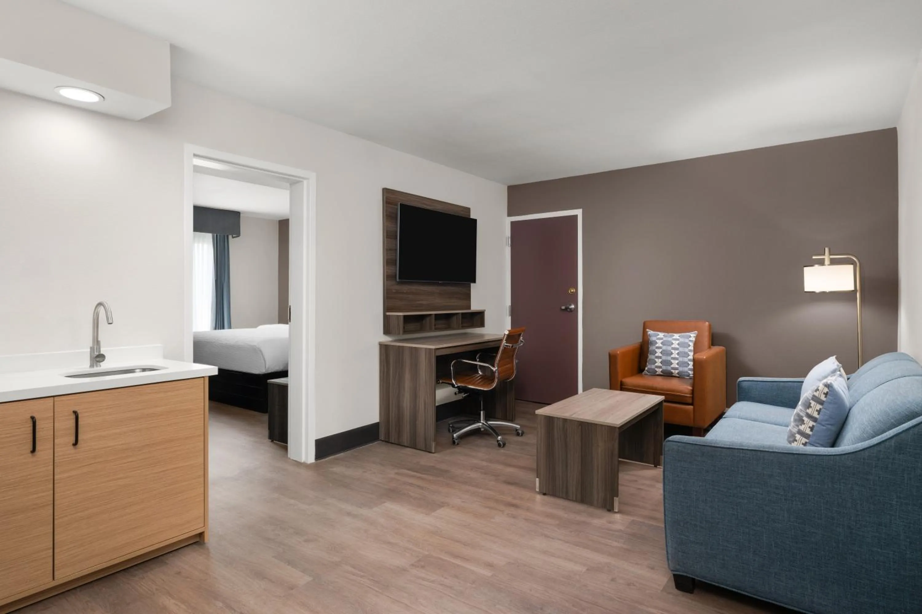 Kitchen or kitchenette, Bed in Garner Hotel Augusta West by IHG