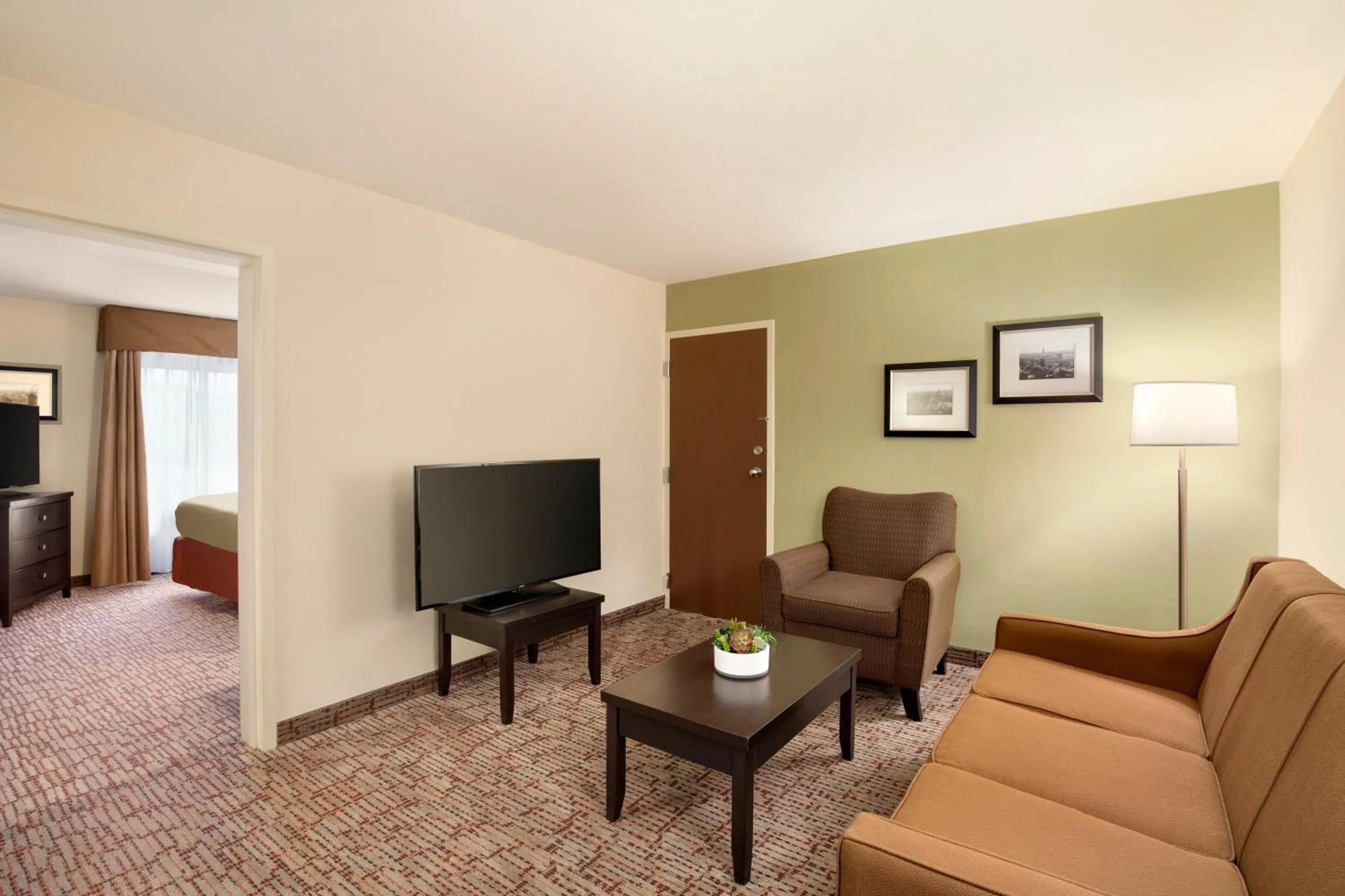 Communal lounge/ TV room in Baymont by Wyndham Augusta West