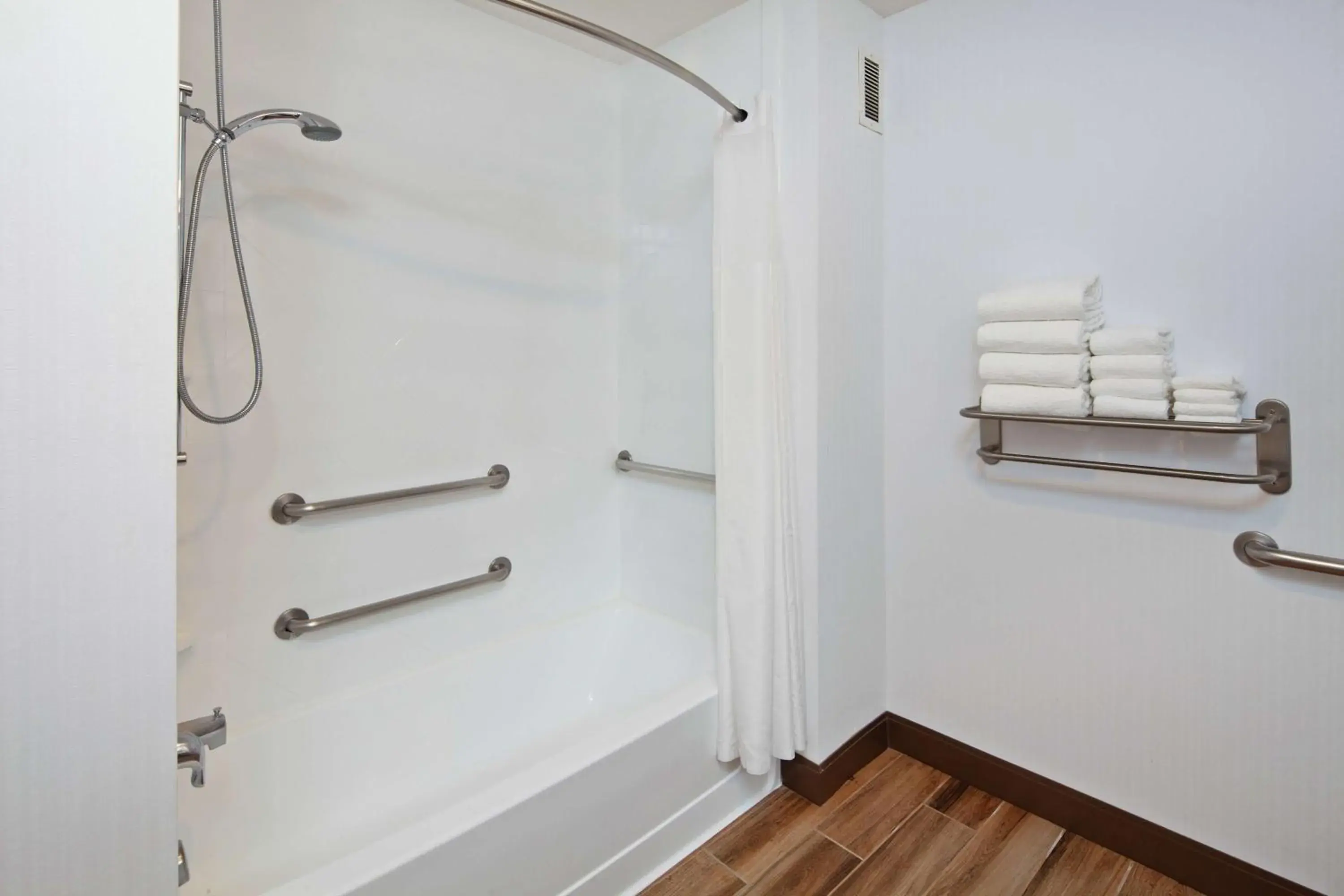 Queen Room with Two Queen Beds - Mobility and Hearing Access/Non-Smoking in Hampton Inn & Suites Chino Hills Queen Room with Two Queen Beds - Mobility and Hearing Access/Non-Smoking in Hampton Inn & Suites Chino Hills