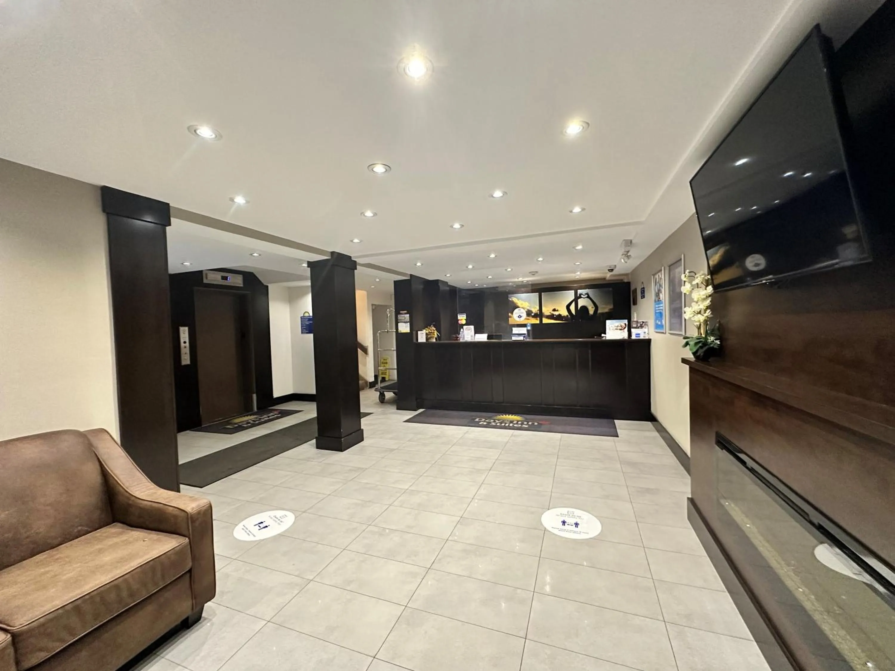 Lobby or reception in Days Inn & Suites by Wyndham North Bay Downtown