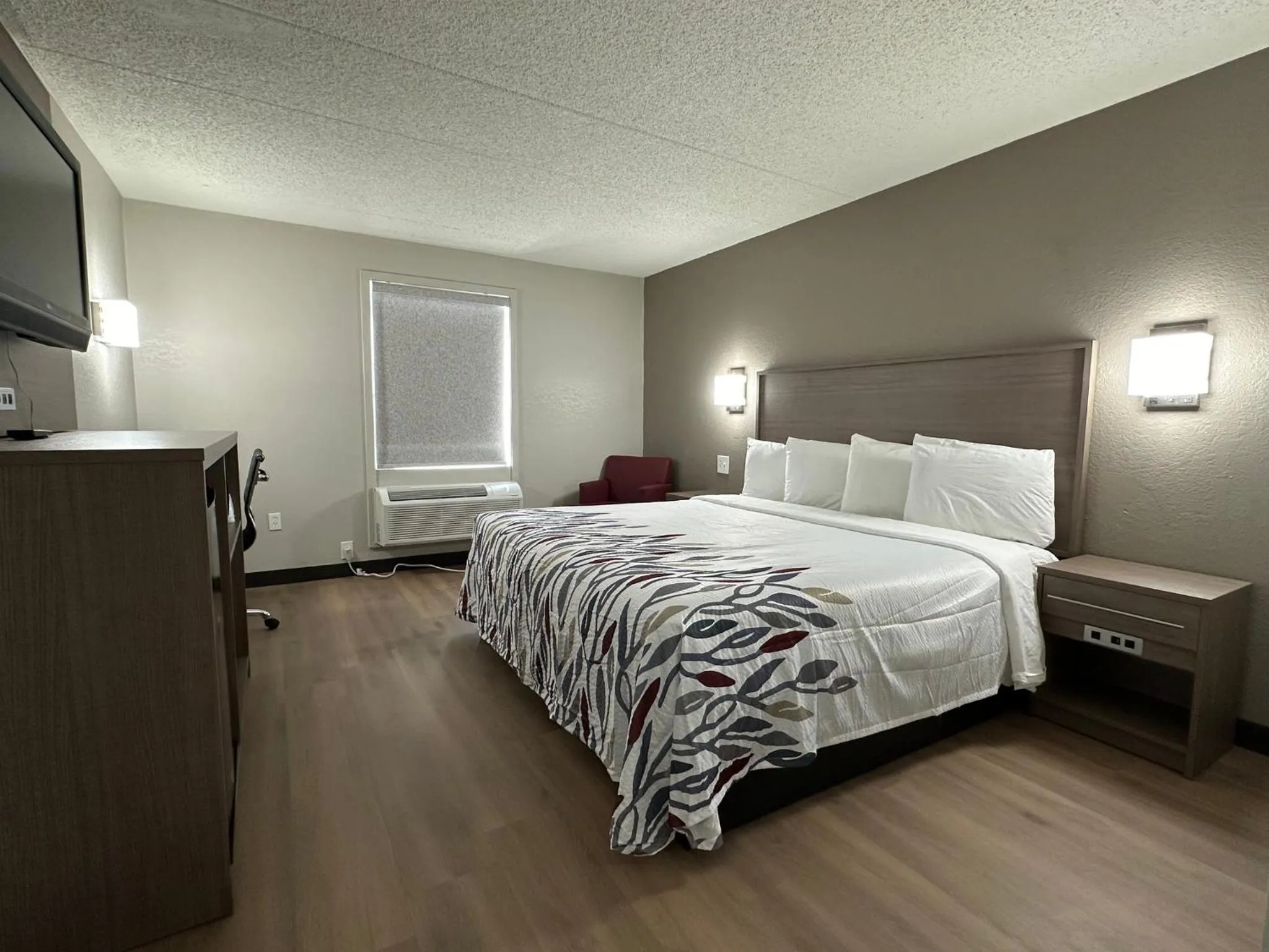 Photo of the whole room, Bed in Red Roof Inn Richmond, VA - W Broad St