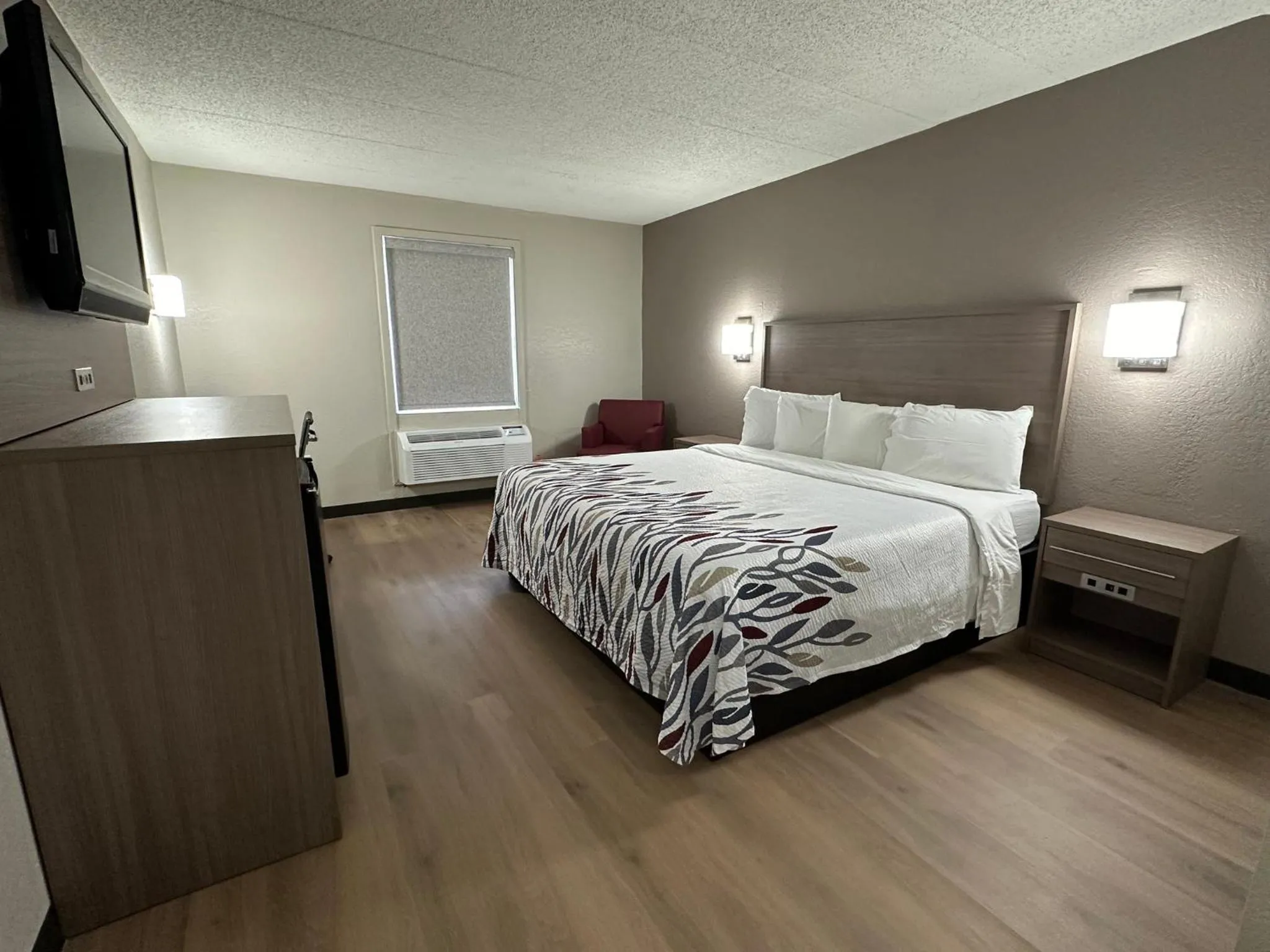 Photo of the whole room, Bed in Red Roof Inn Richmond, VA - W Broad St