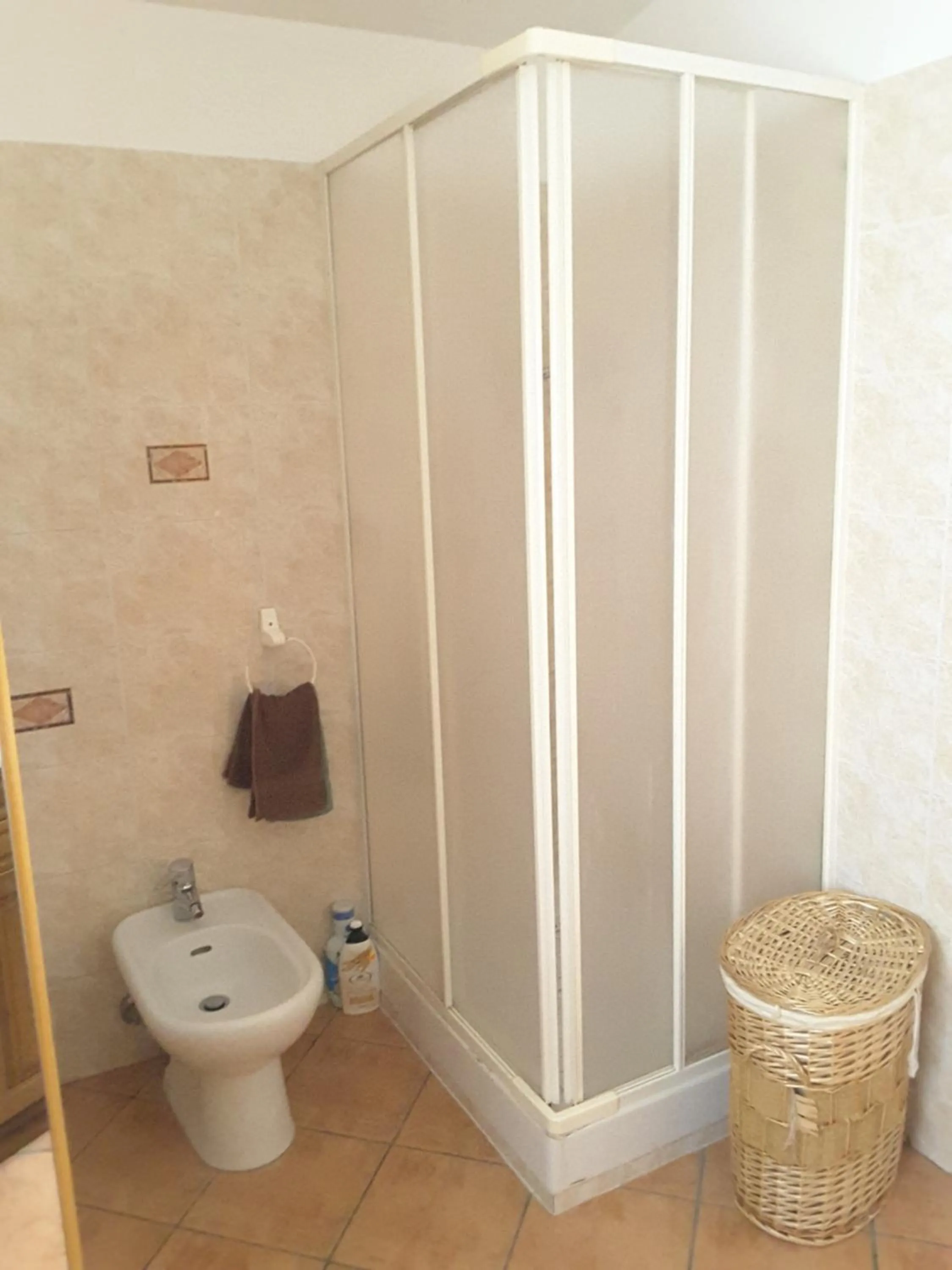 Shower in mansarda fiorita