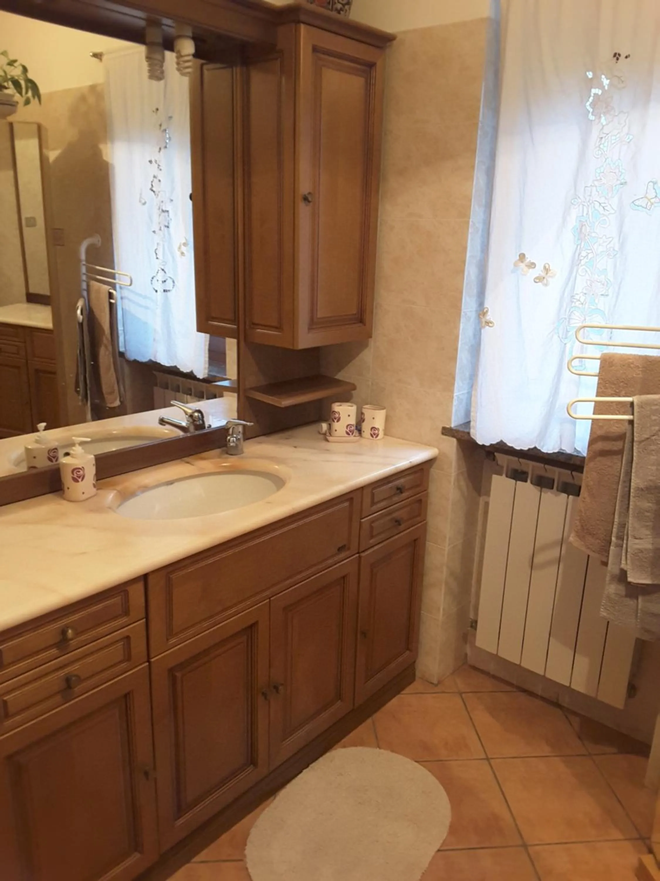 Bathroom in mansarda fiorita