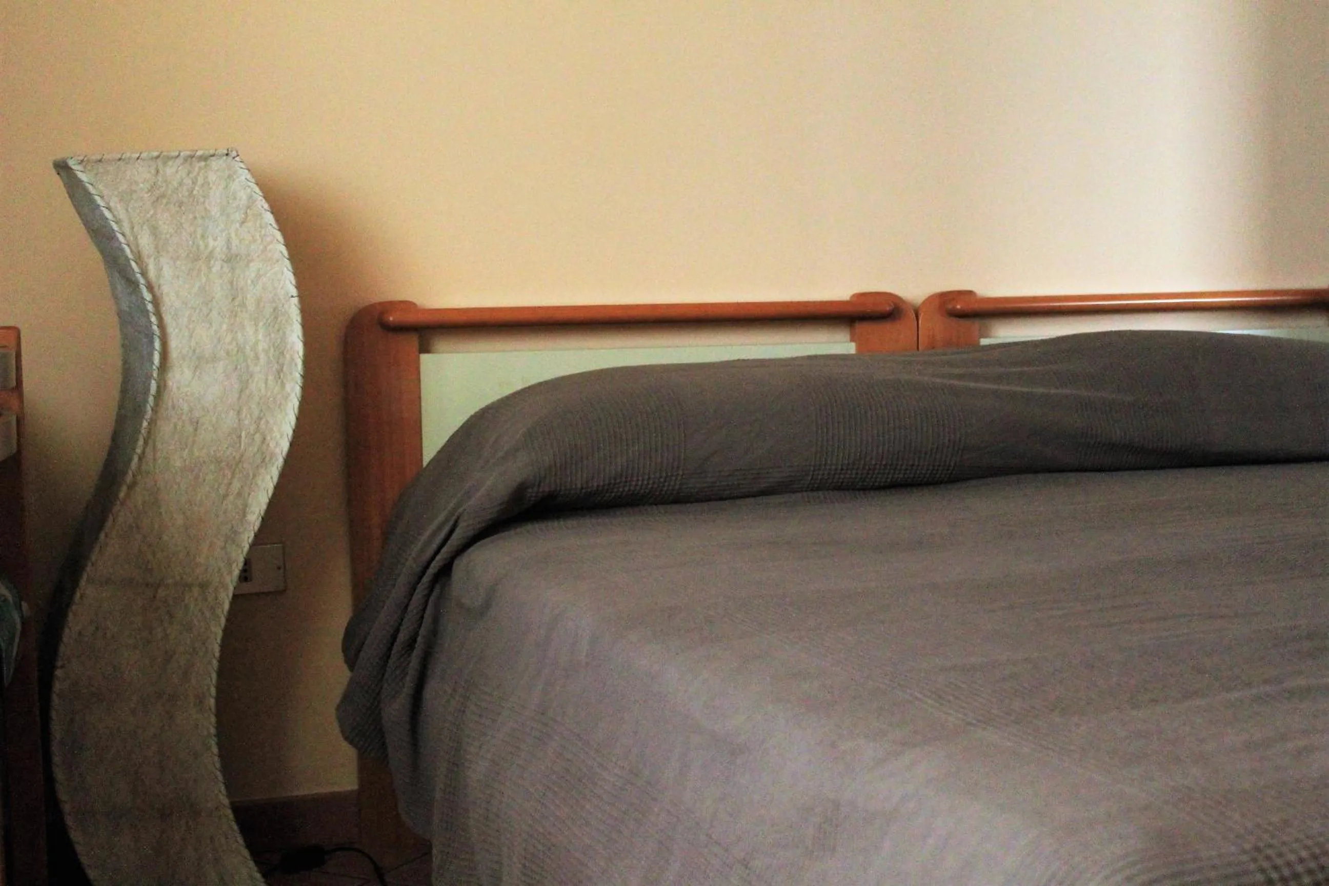 Bed in mansarda fiorita