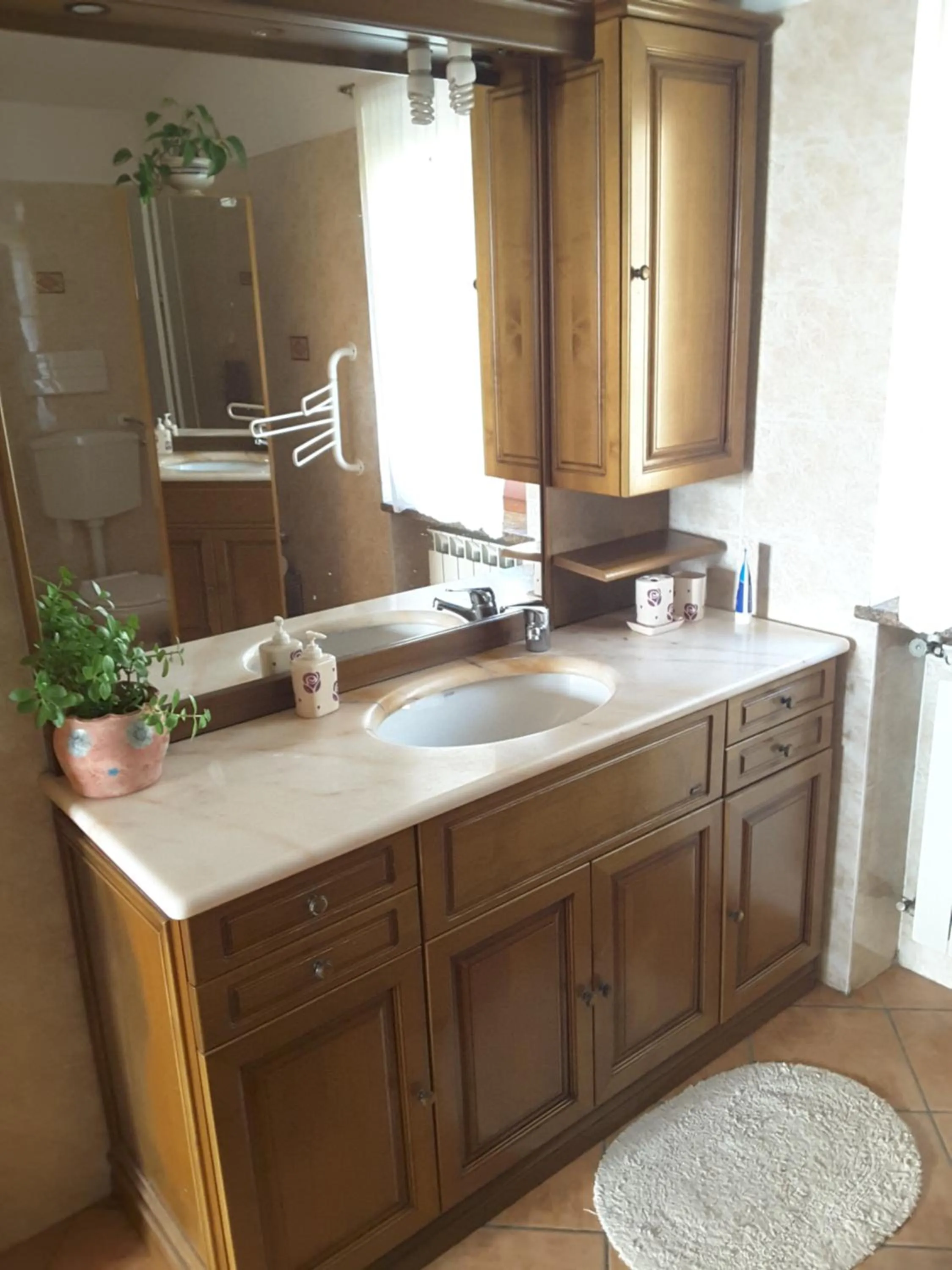 Bathroom in mansarda fiorita