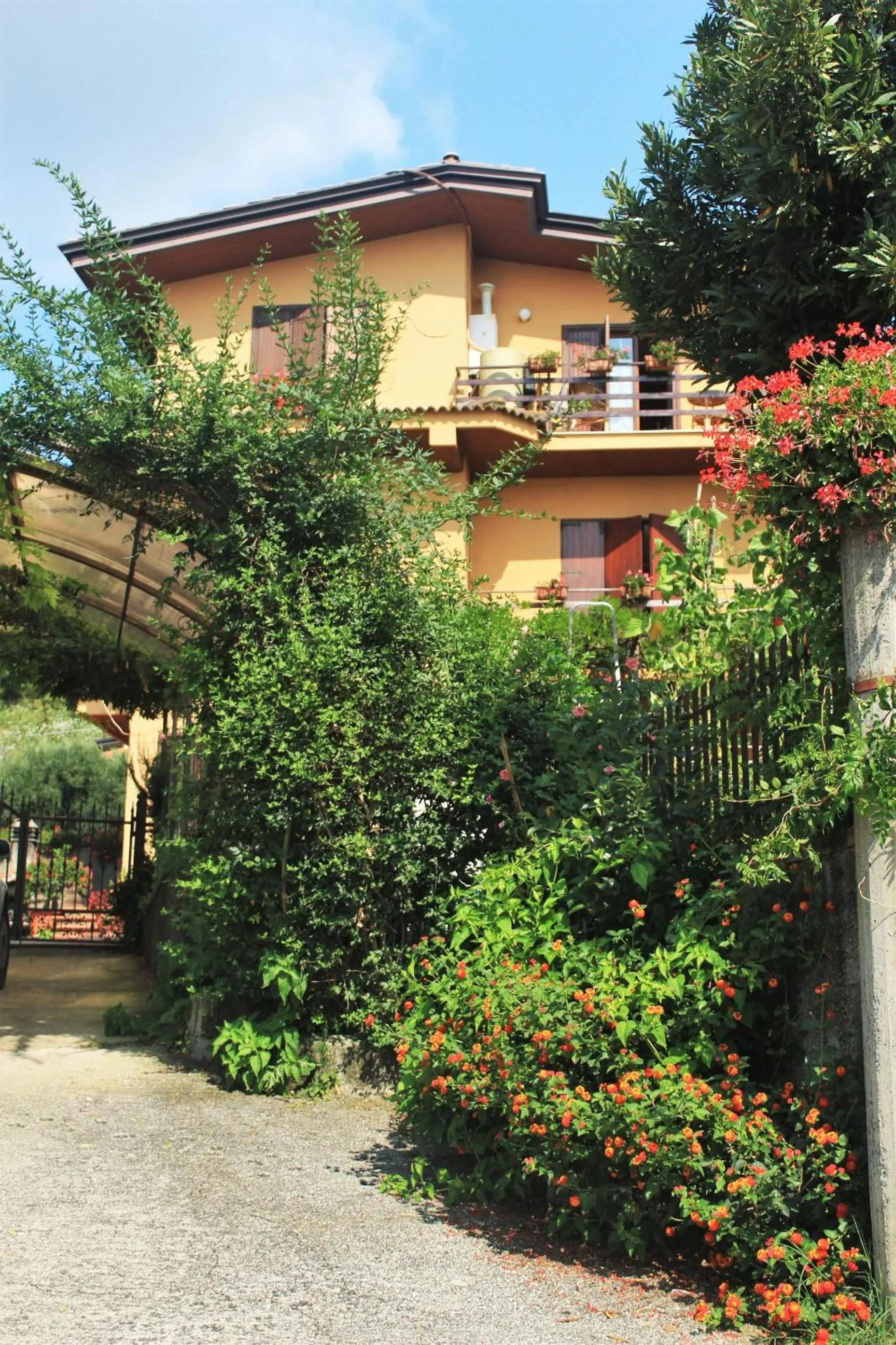 Property building in mansarda fiorita