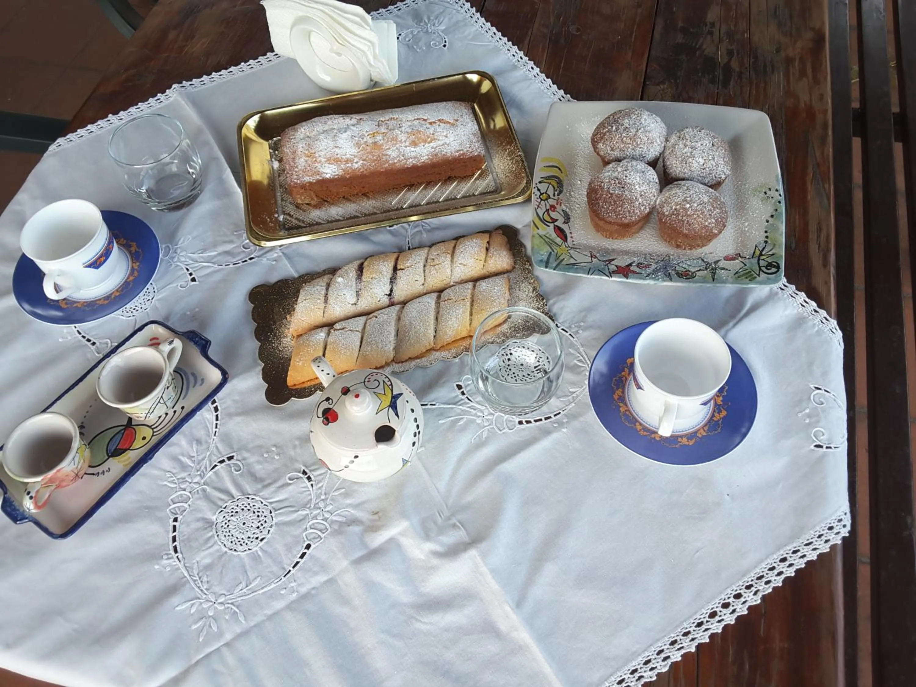 Buffet breakfast in mansarda fiorita