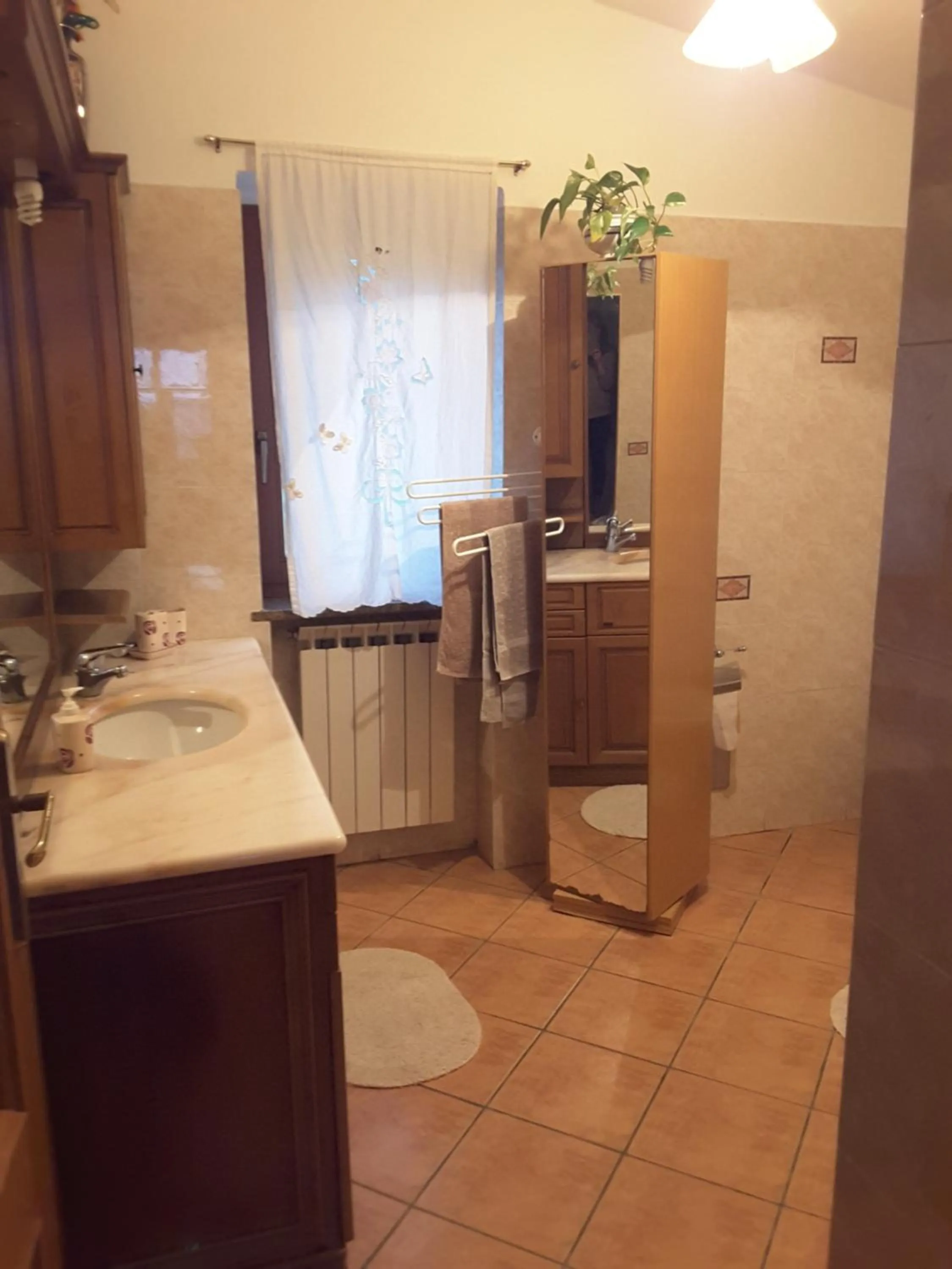 Bathroom in mansarda fiorita