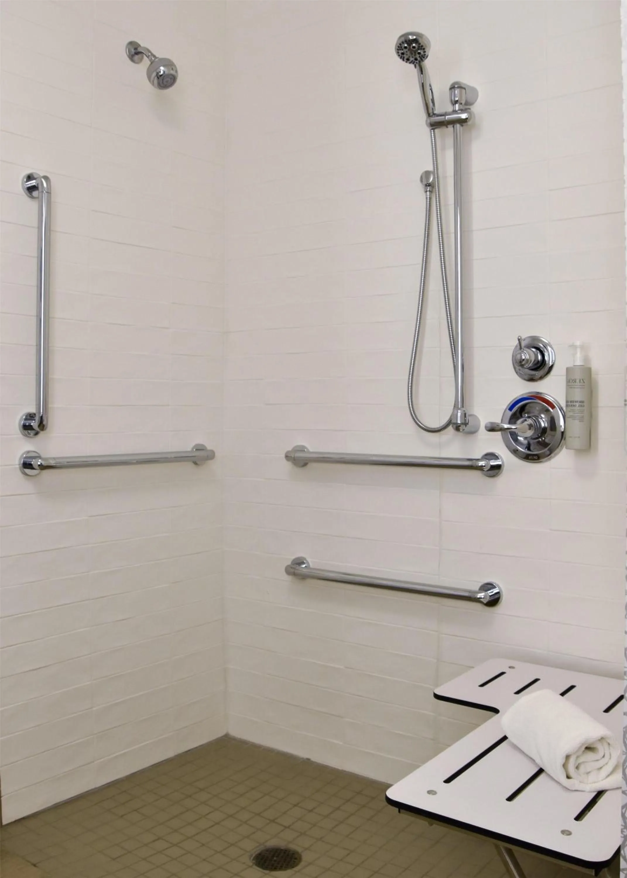 Bathroom in Hampton Inn Frankfort