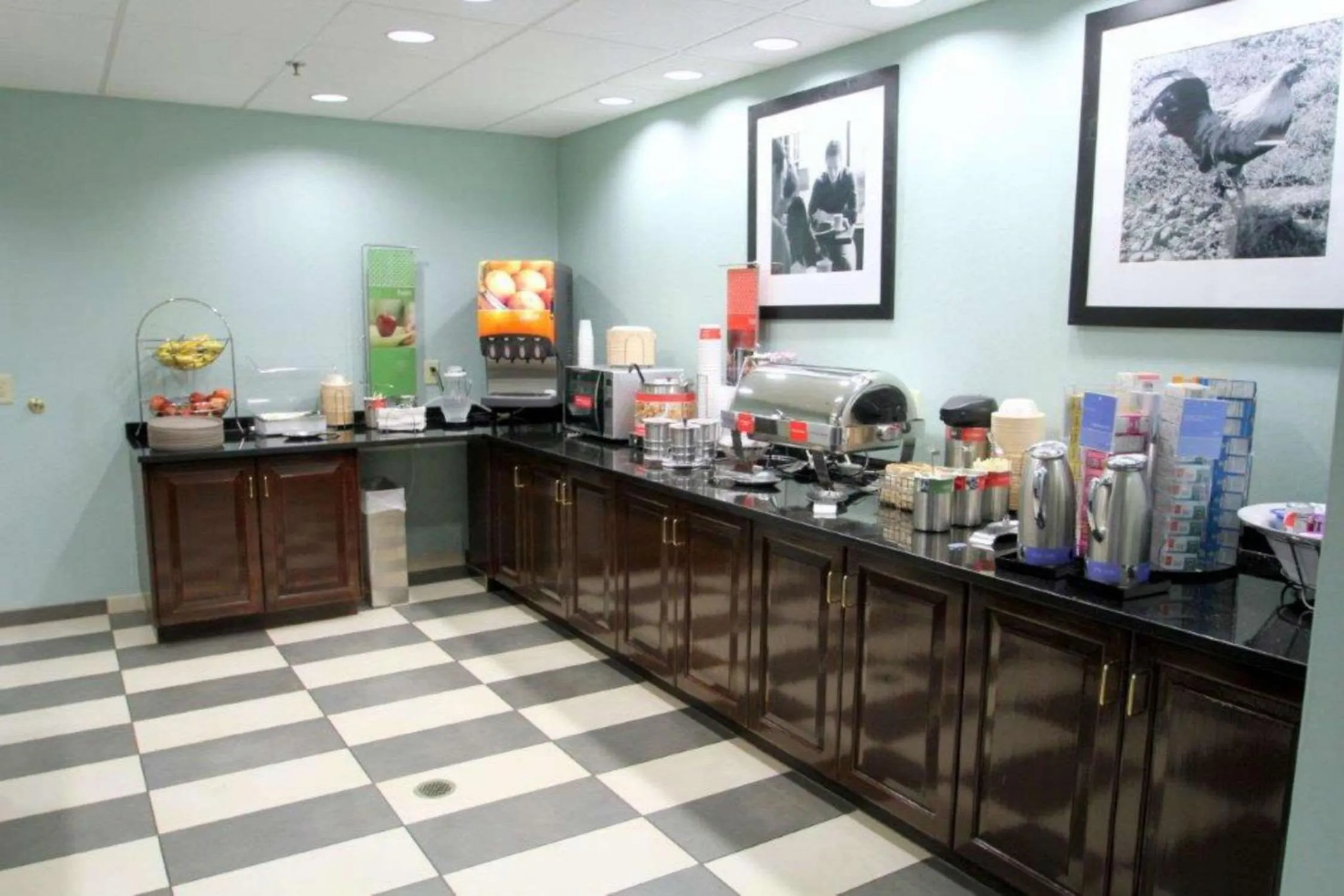 Dining area in Hampton Inn Williamston