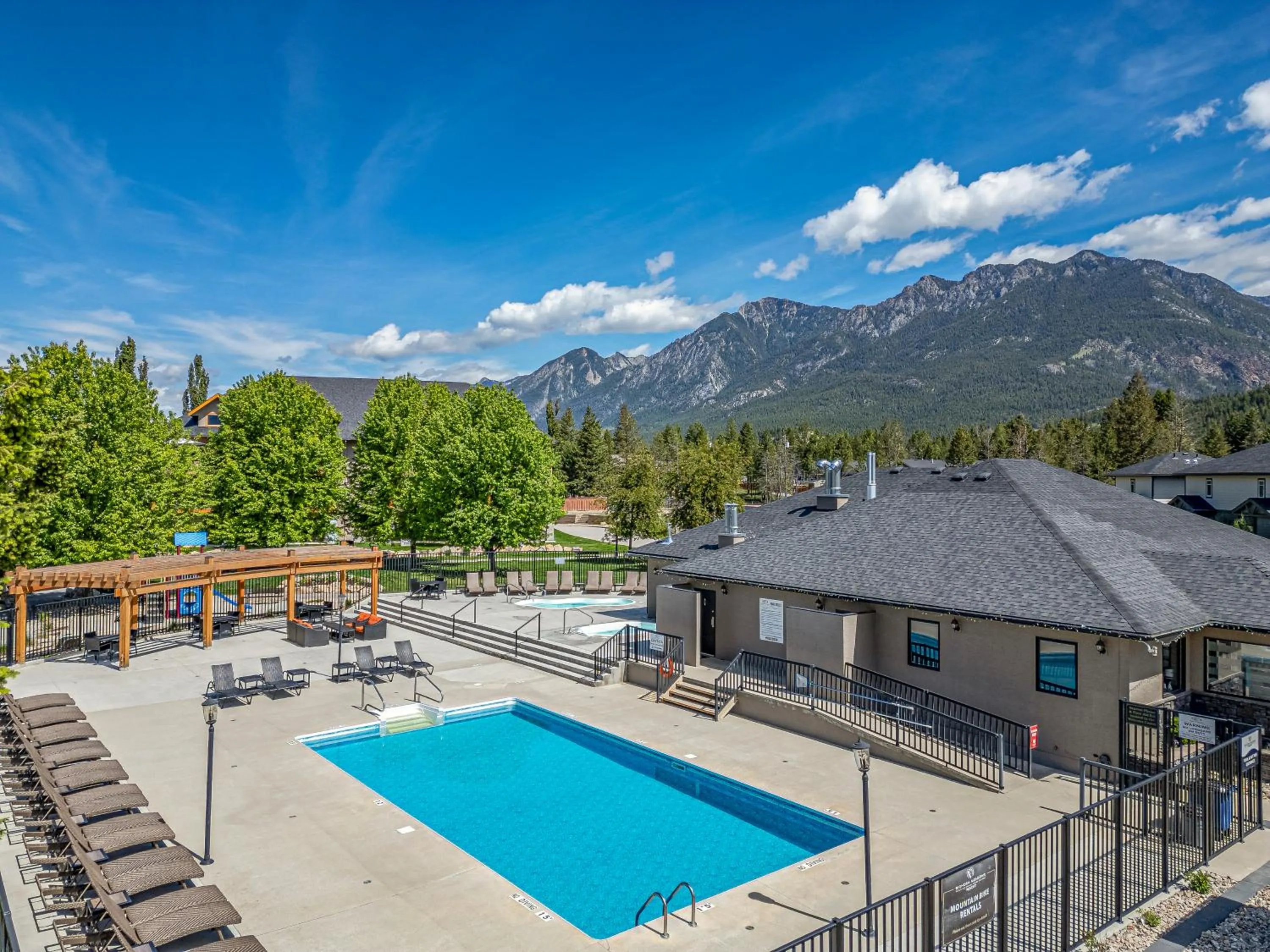 Swimming pool in Bighorn Meadows Resort