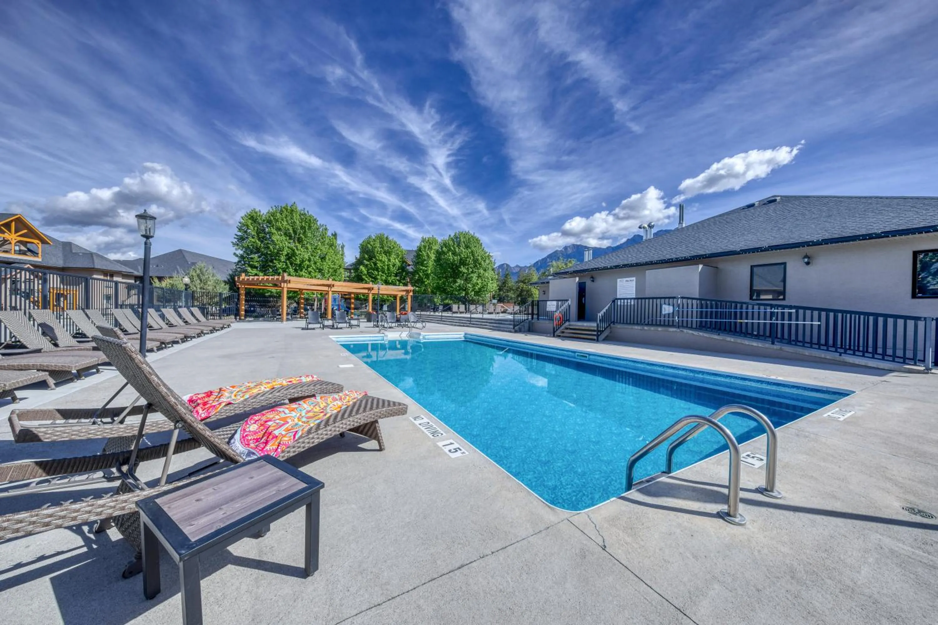 Swimming pool in Bighorn Meadows Resort