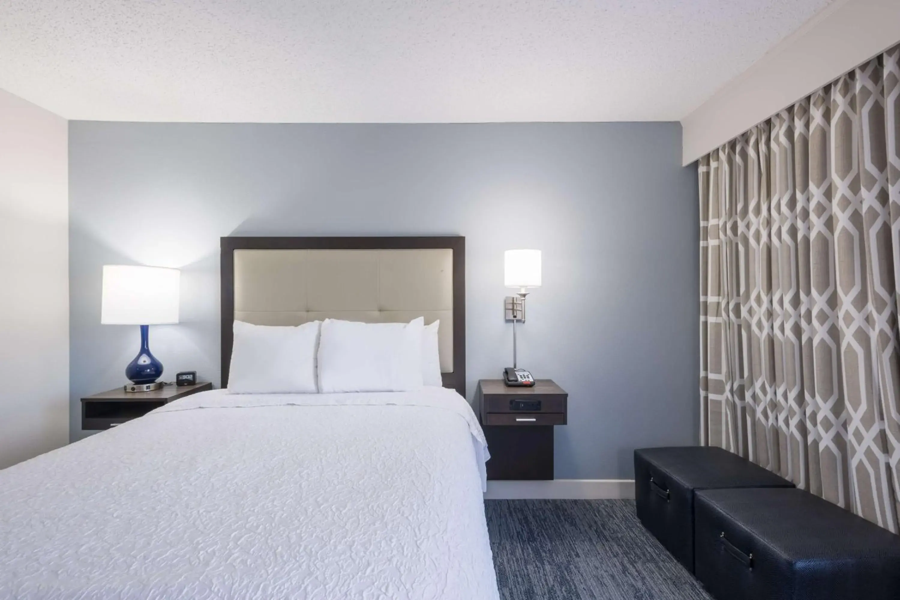 Queen Room - Non-Smoking in Hampton Inn Mount Airy Queen Room - Non-Smoking in Hampton Inn Mount Airy