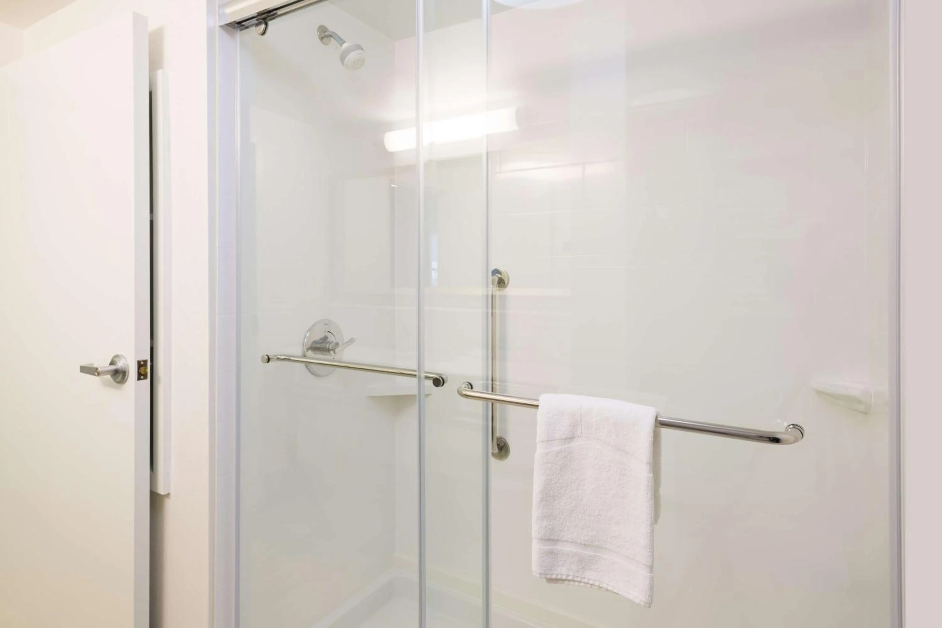 Bathroom in Hampton Inn Mount Airy