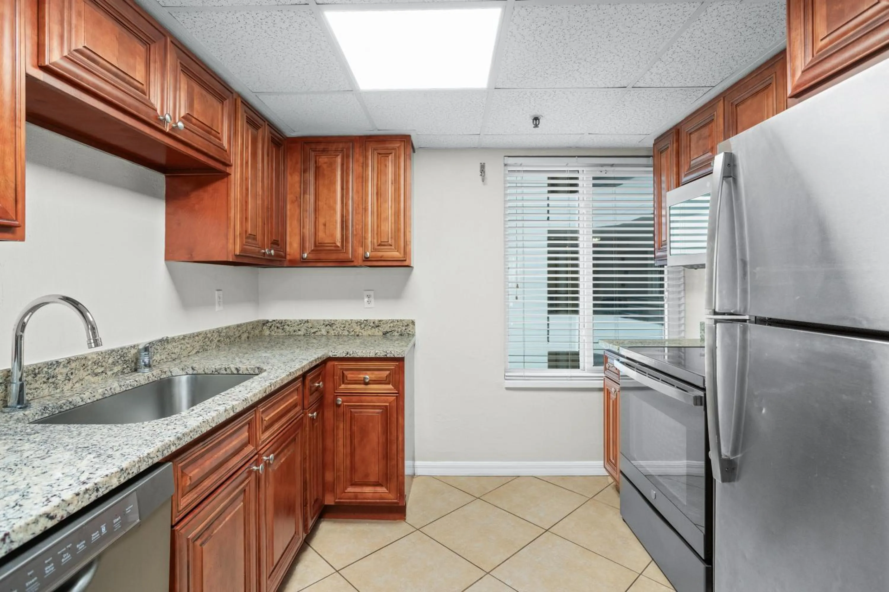 Kitchen or kitchenette in Tropic Sun Towers