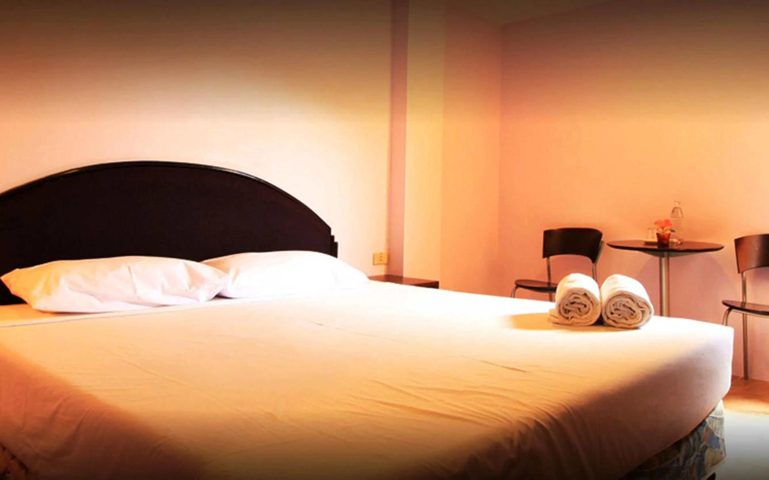 Bed in Chaba Chalet Hotel