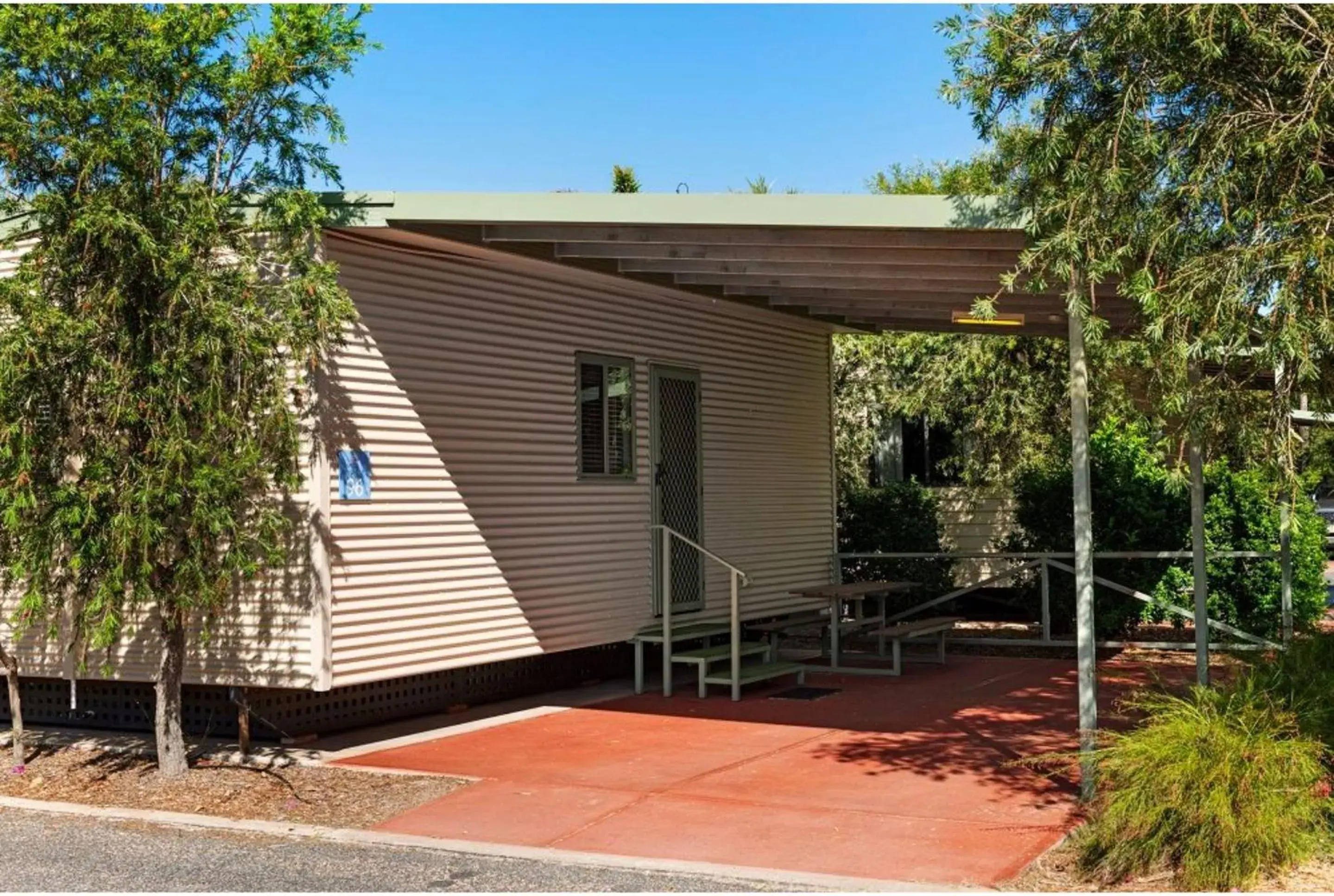Superior One-Bedroom Cabin in Discovery Parks - Alice Springs Superior One-Bedroom Cabin in Discovery Parks - Alice Springs