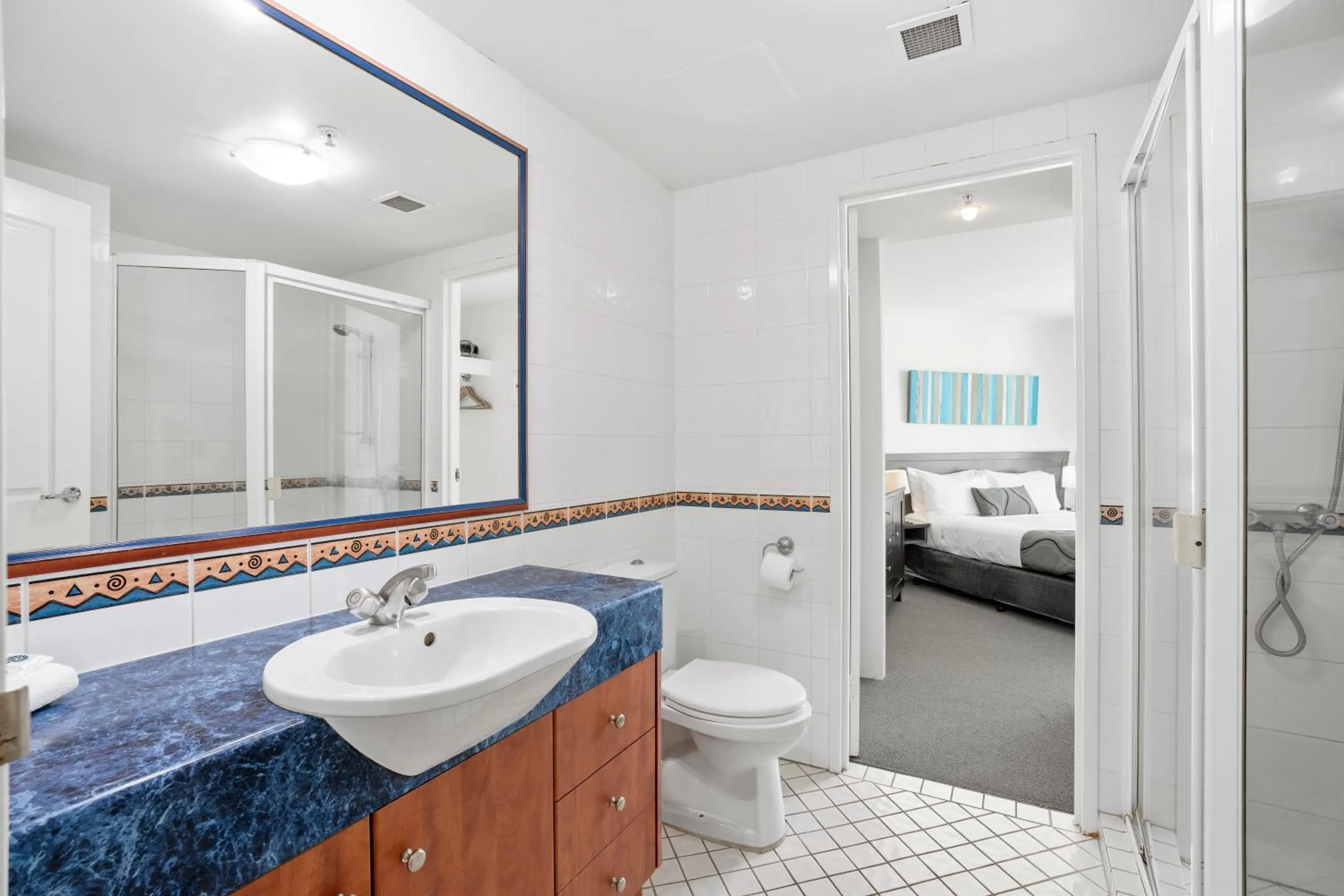 Bathroom, Bed in Crystal Bay On The Broadwater