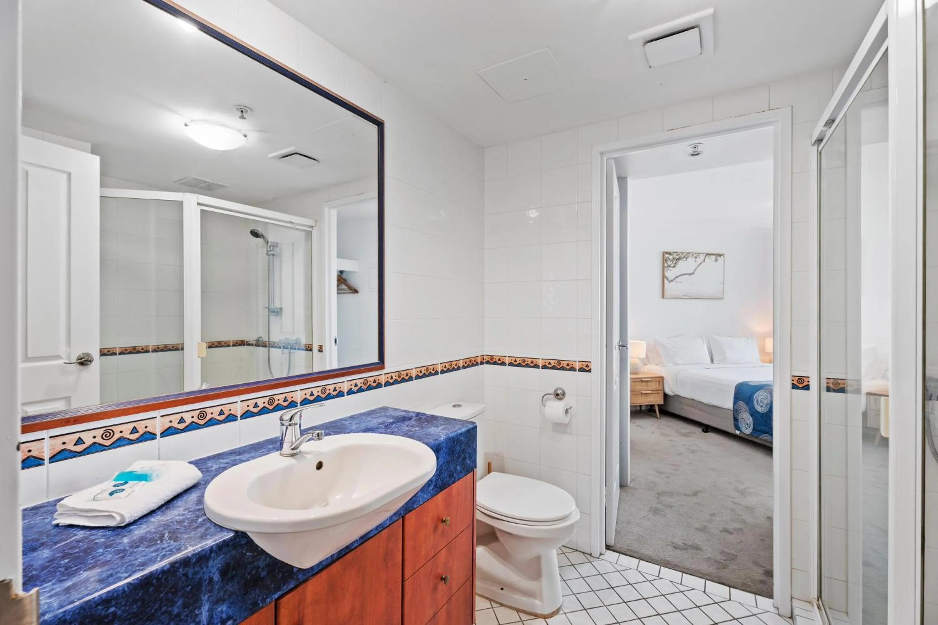 Shower in Crystal Bay On The Broadwater