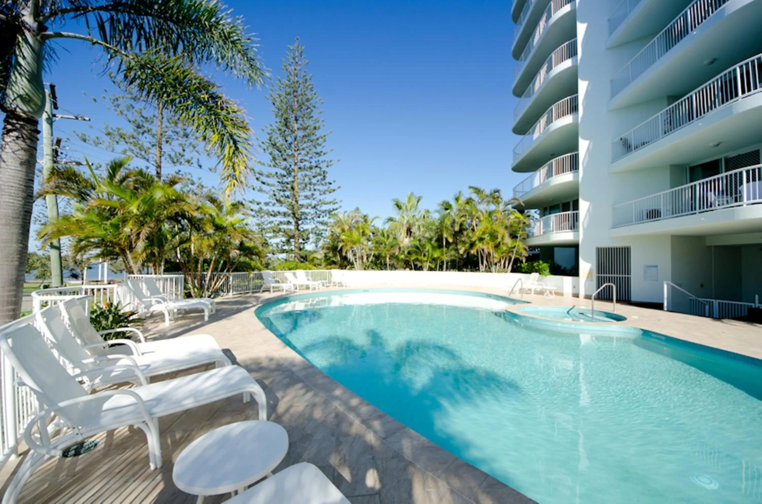Swimming pool in Crystal Bay On The Broadwater