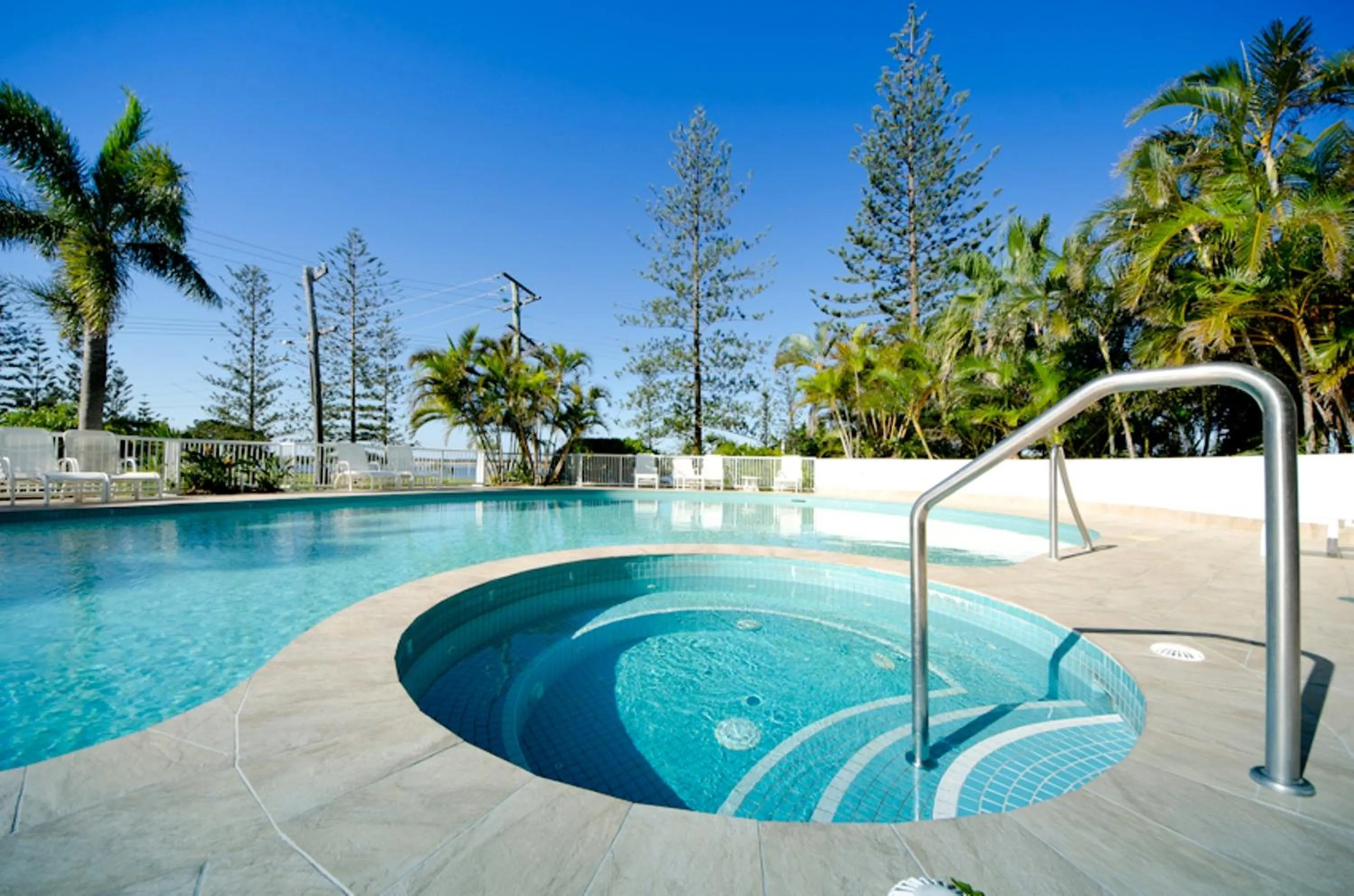 Swimming pool in Crystal Bay On The Broadwater