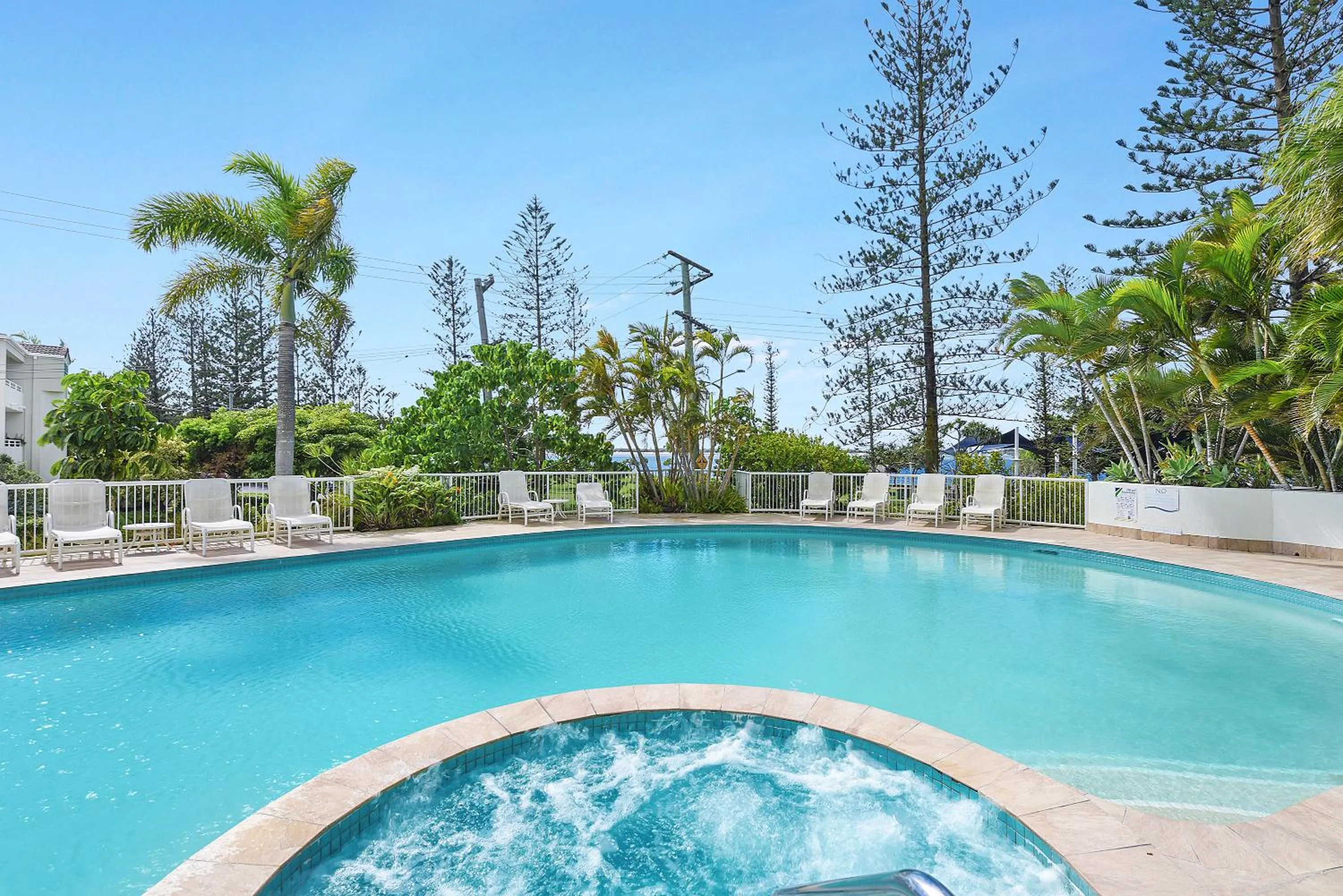 Swimming pool in Crystal Bay On The Broadwater