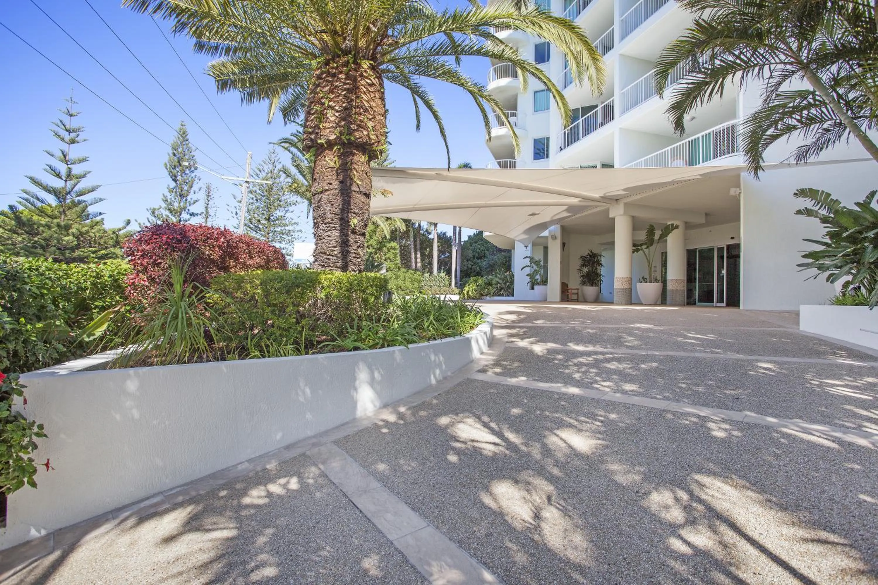 Property building in Crystal Bay On The Broadwater