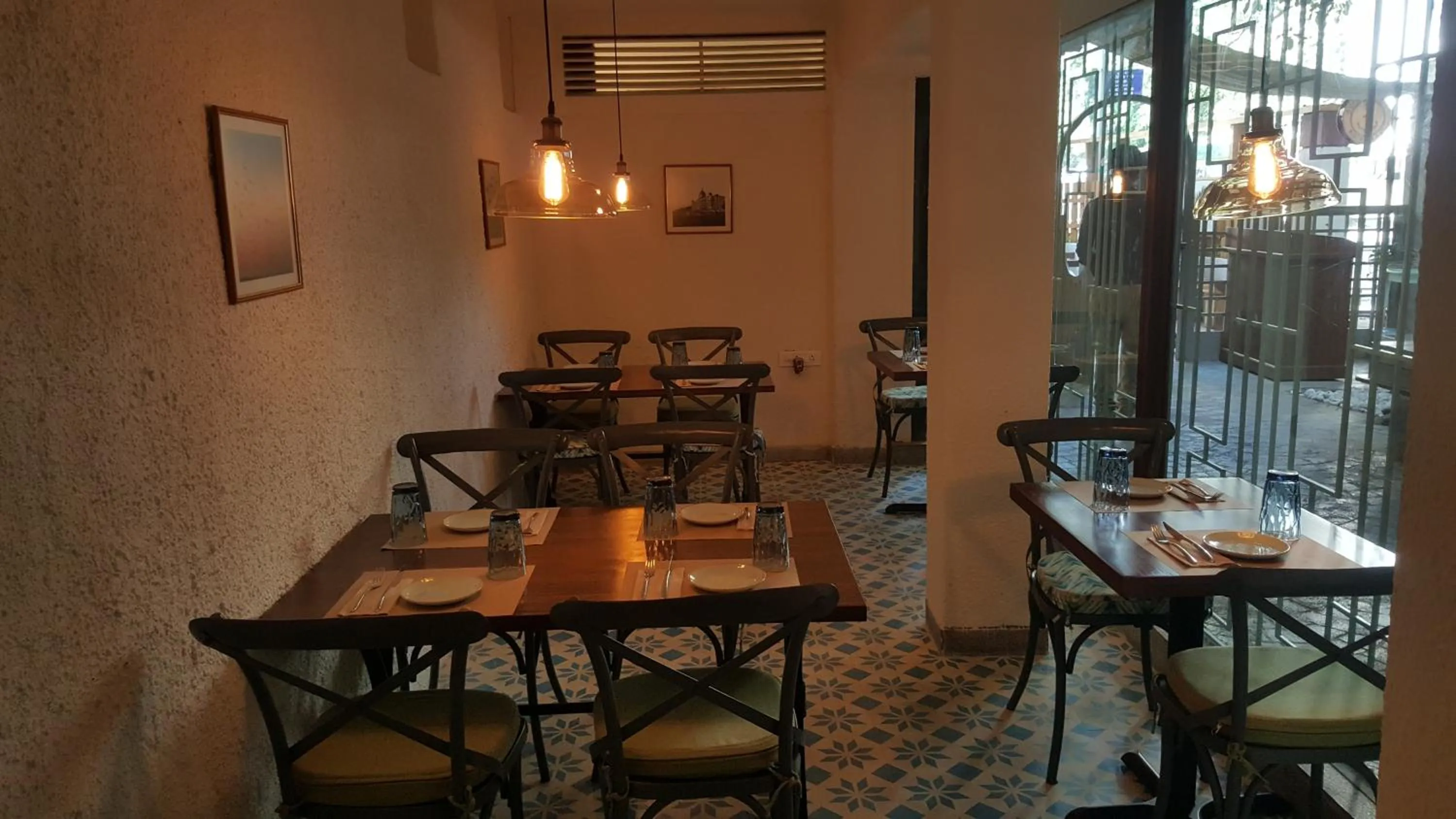 Restaurant/places to eat in Le Sutra Hotel, Khar, Mumbai