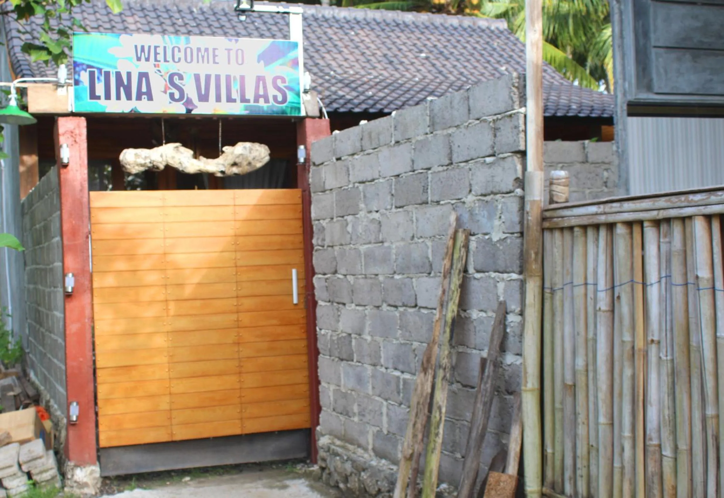 Facade/entrance in Linas Villas