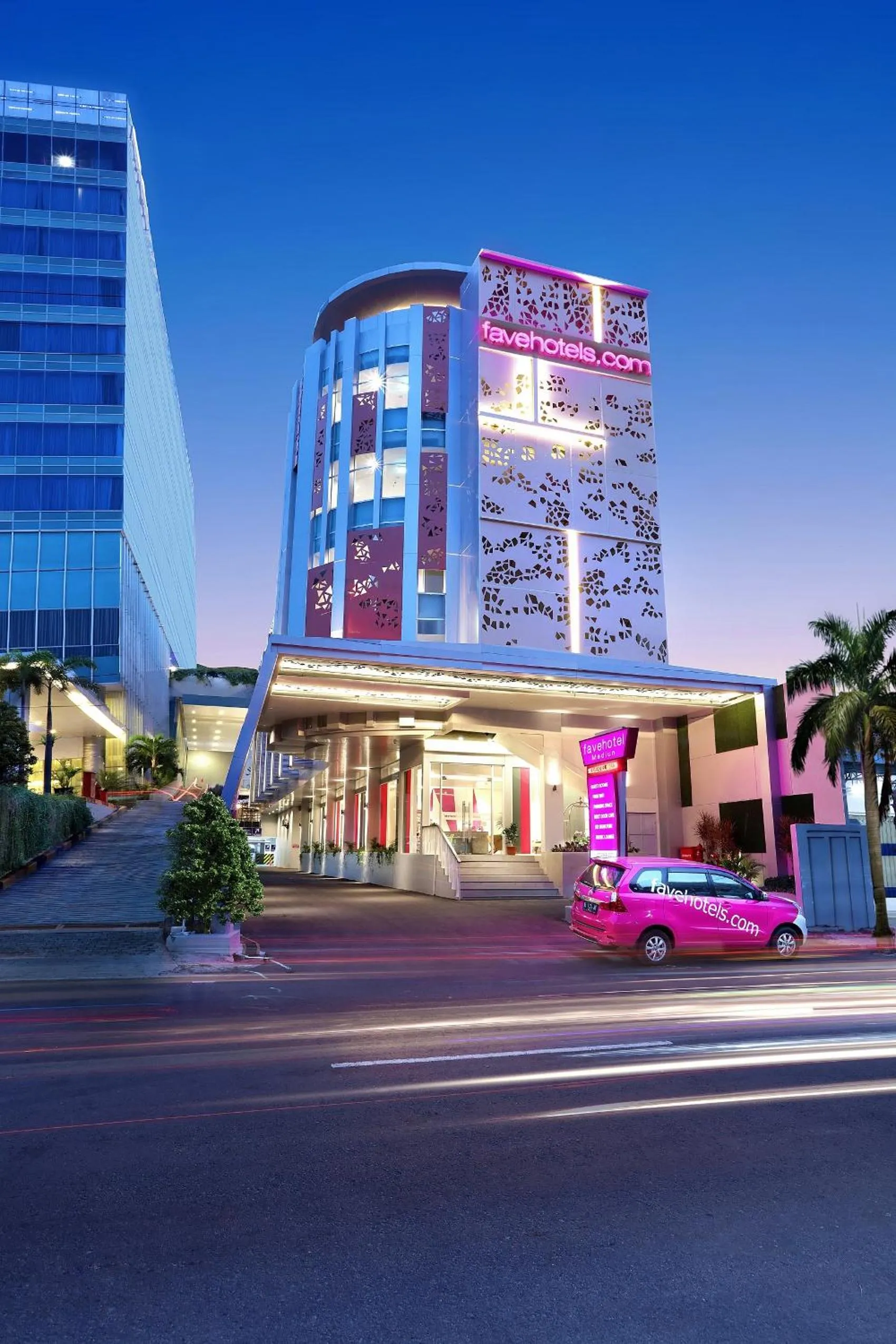 Facade/entrance in favehotel Madiun