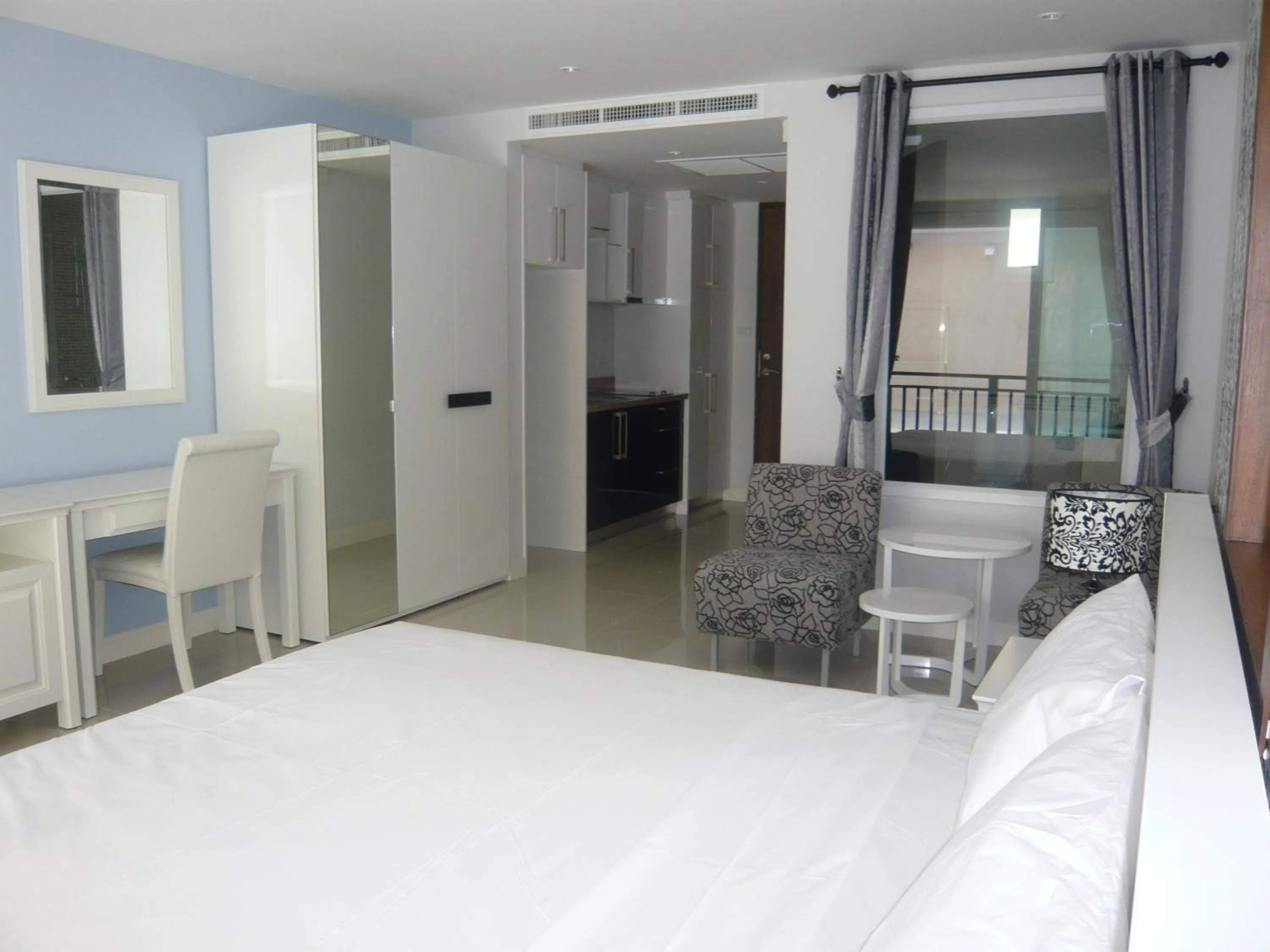 Bedroom, Bed in Jomtien Beach Penthouses