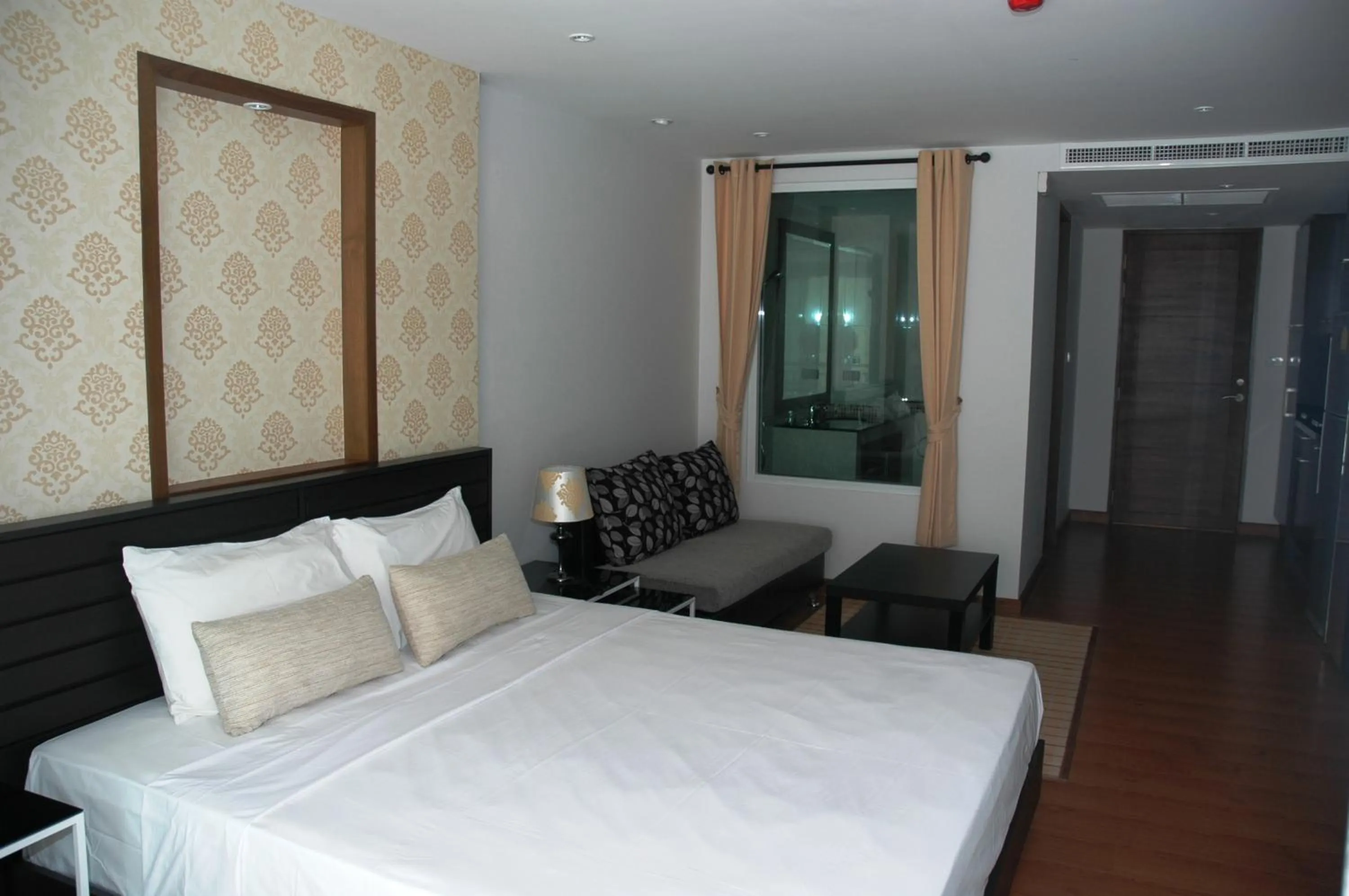 Bedroom, Bed in Jomtien Beach Penthouses