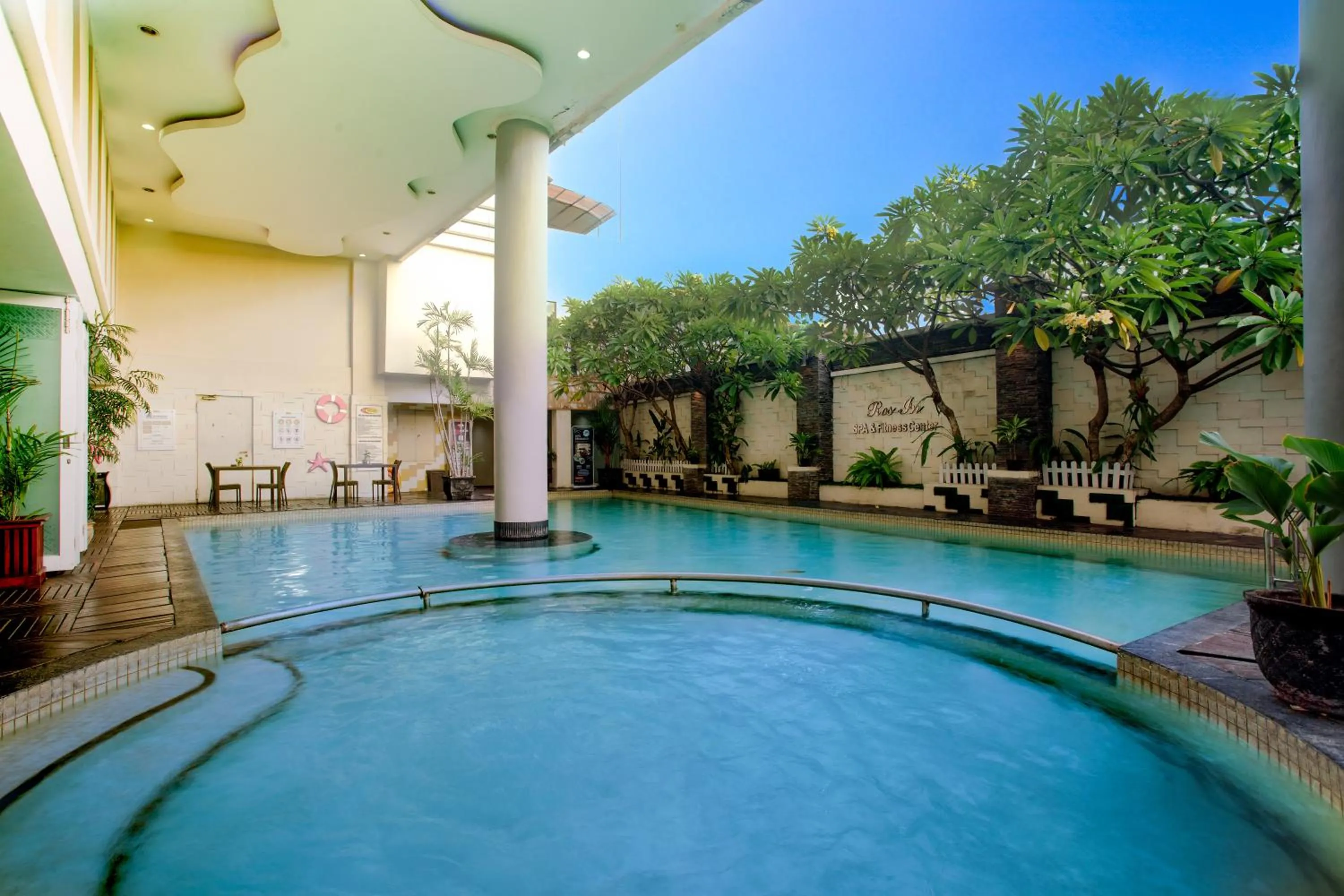 Swimming pool in Ros-In Hotel