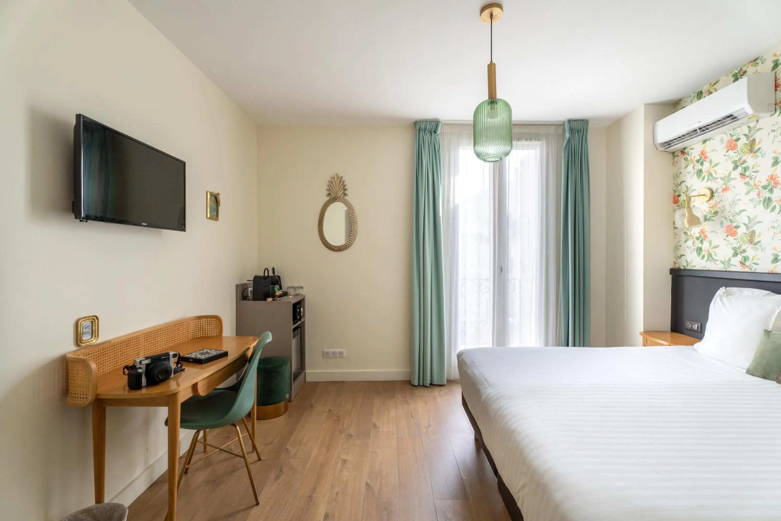 Bed in Hotel La Villa Nice Promenade