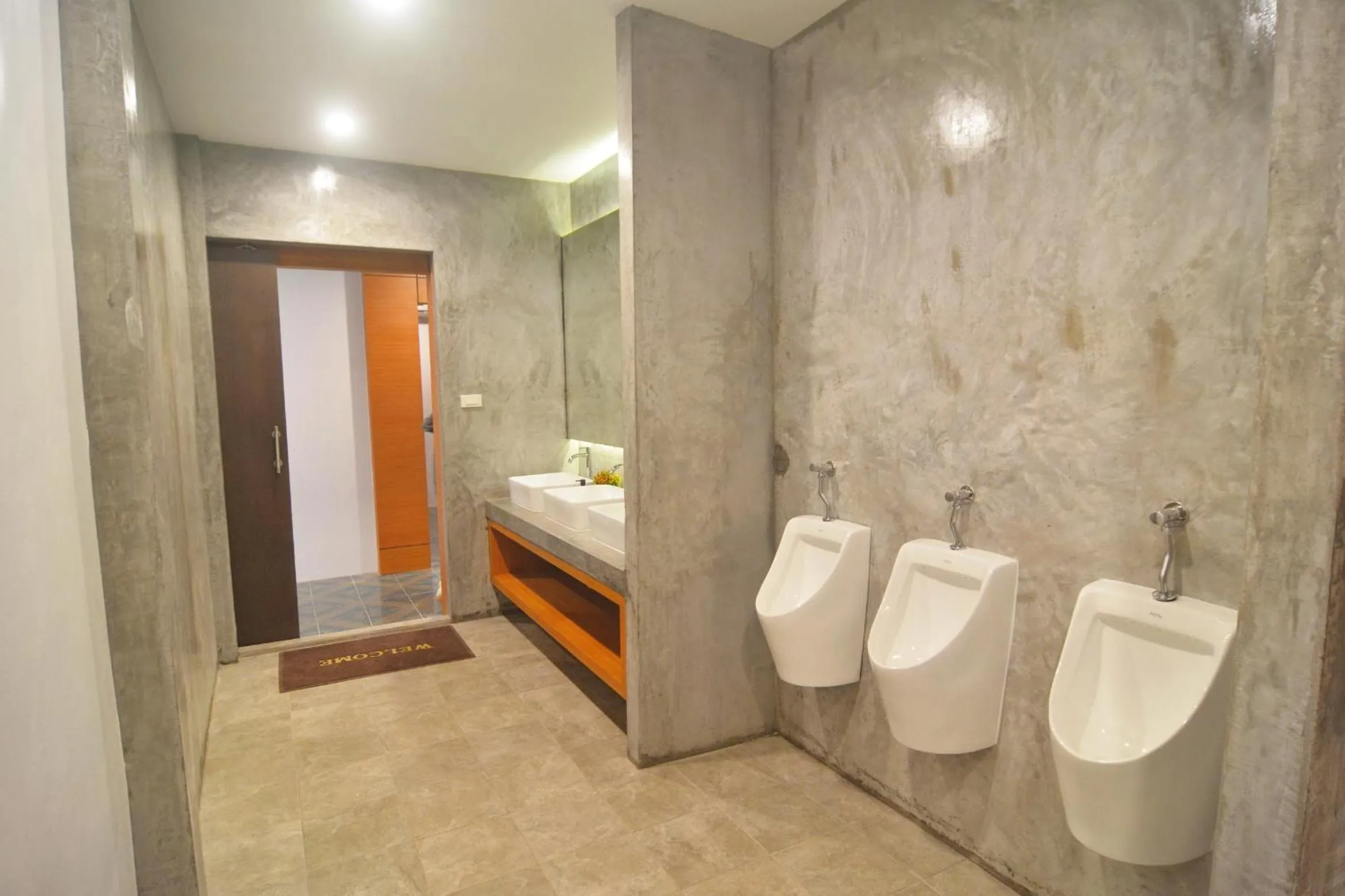 Toilet in Lanta Hostel