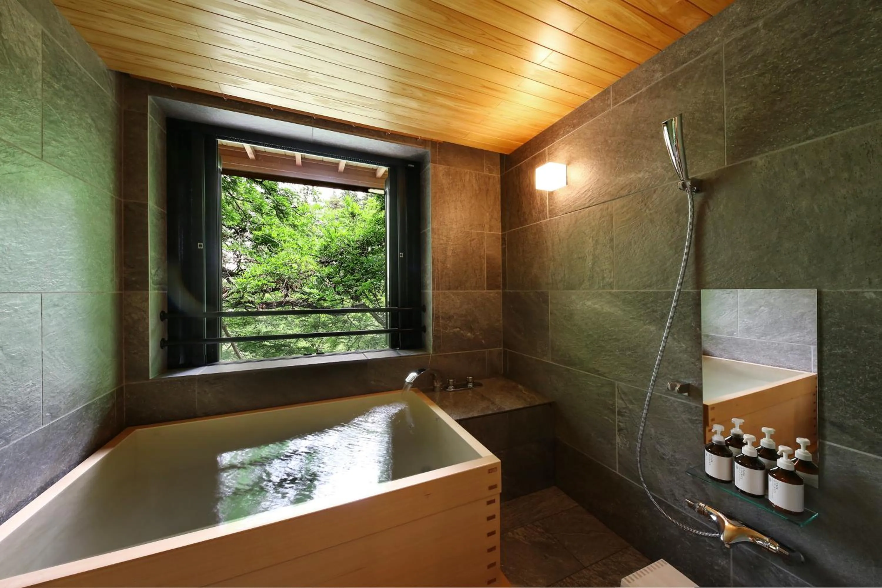 Photo of the whole room in Kyousen