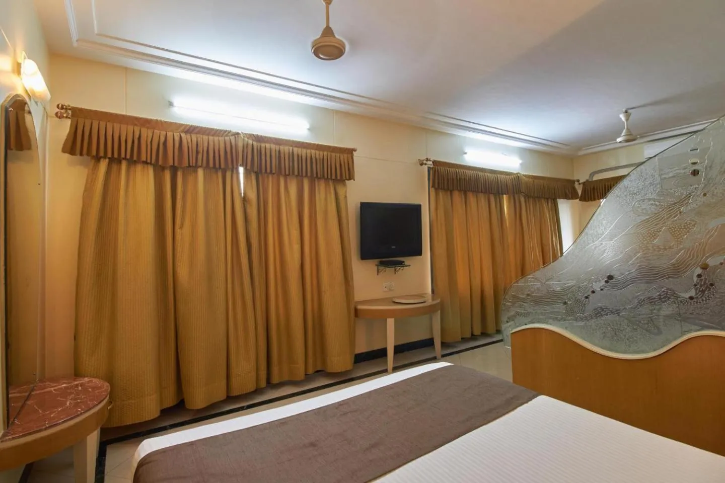 Photo of the whole room in Yogi Broadway