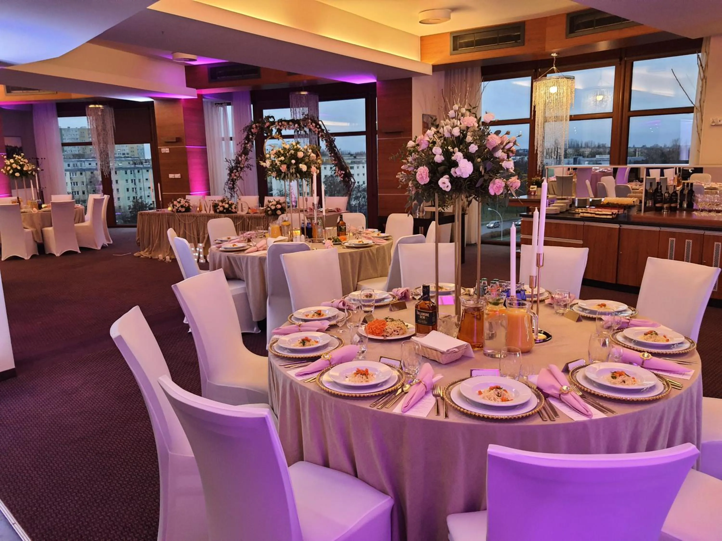 Restaurant/places to eat in Vestil Hotel