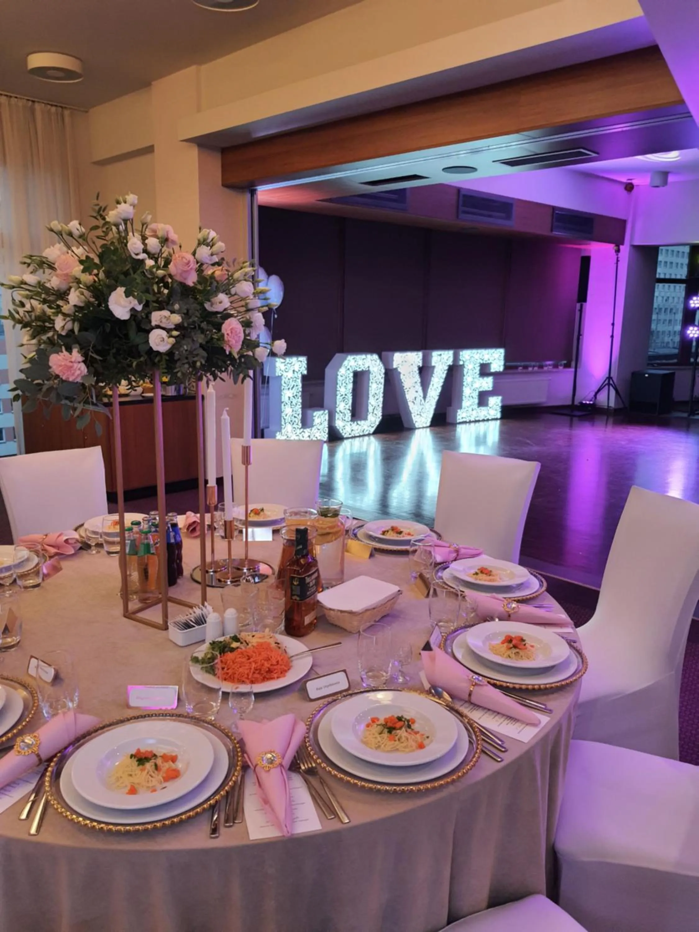 Restaurant/places to eat in Vestil Hotel