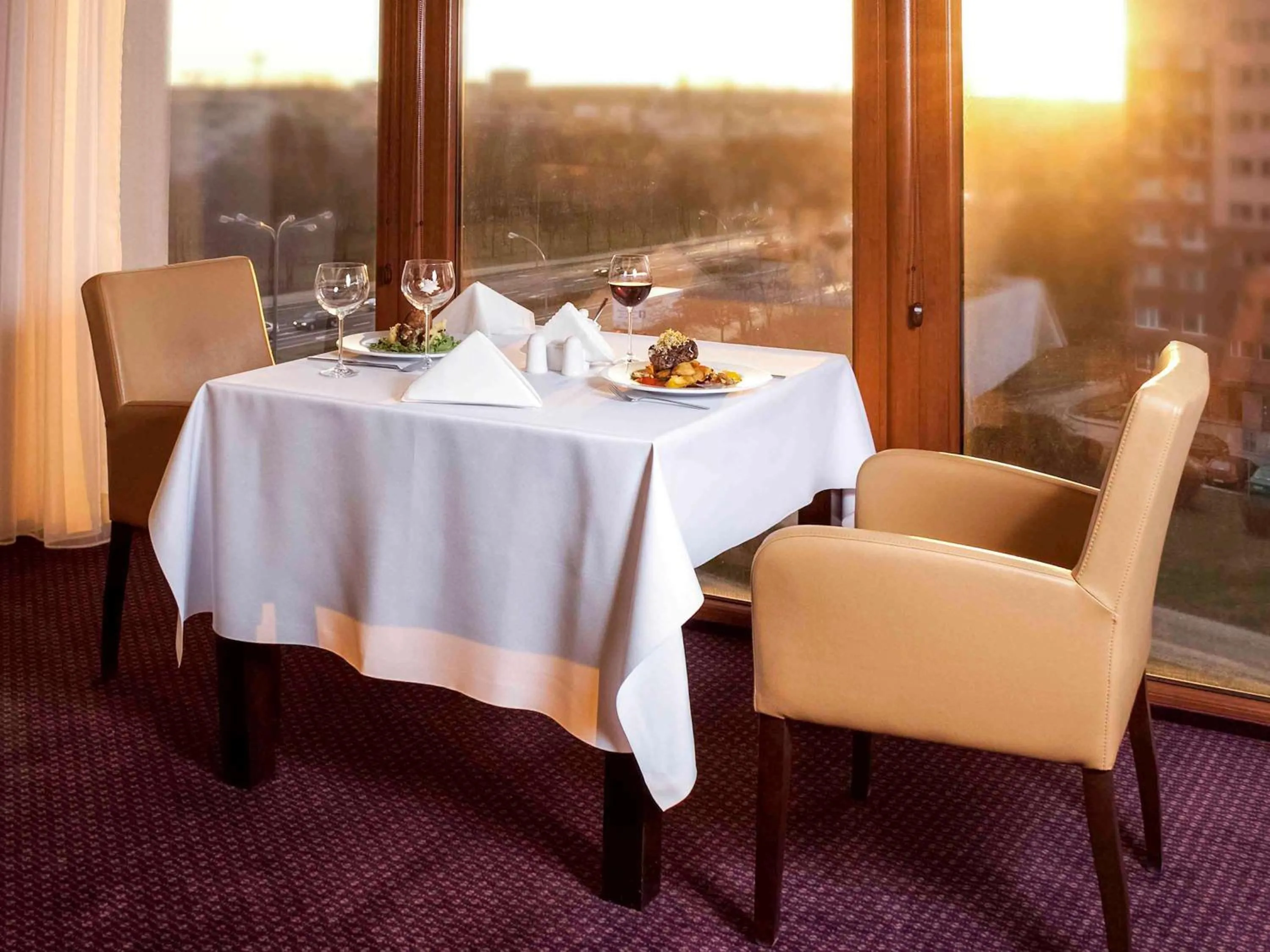 Restaurant/places to eat in Vestil Hotel