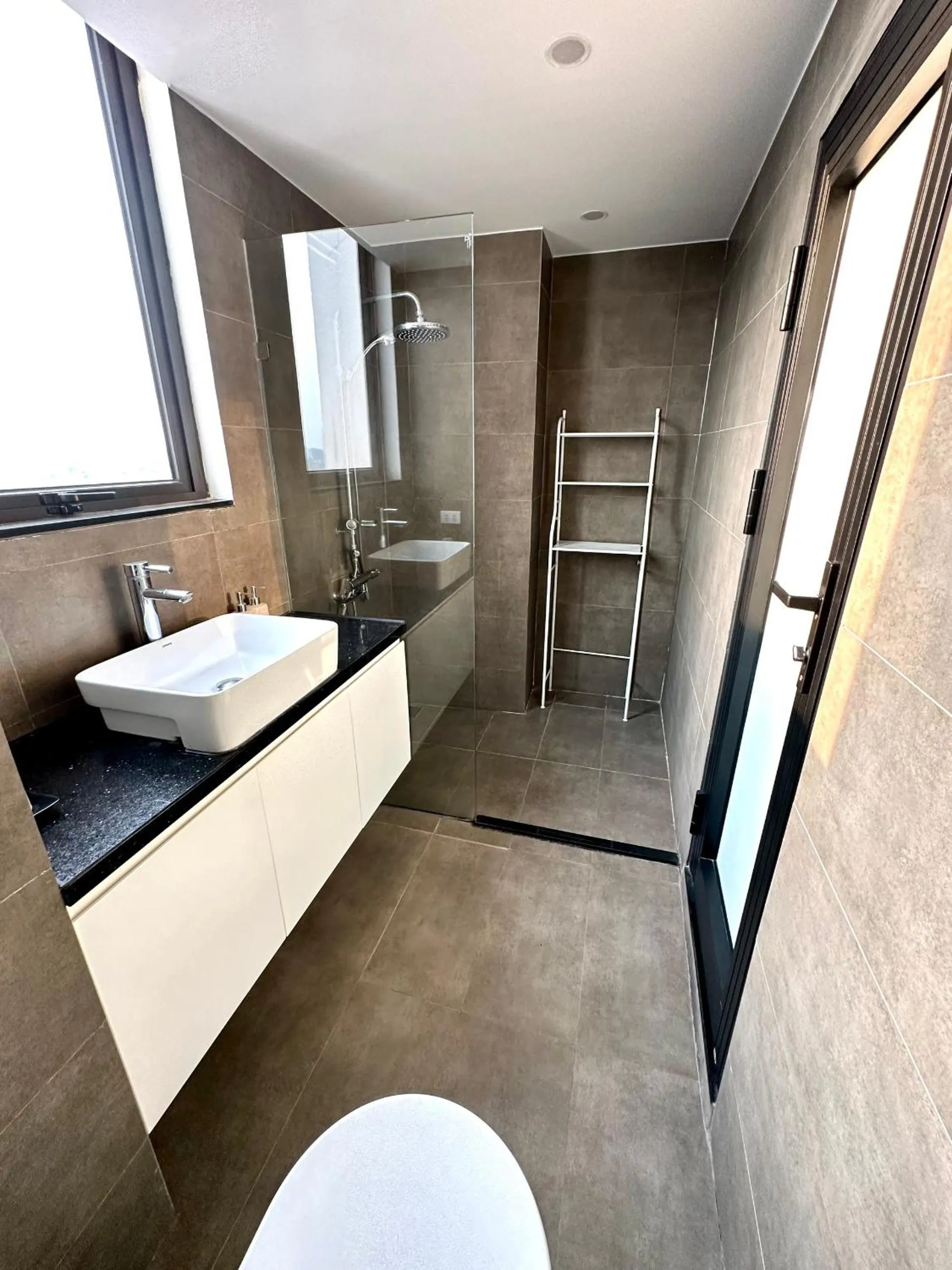 Shower, Bed in Ficus Suites