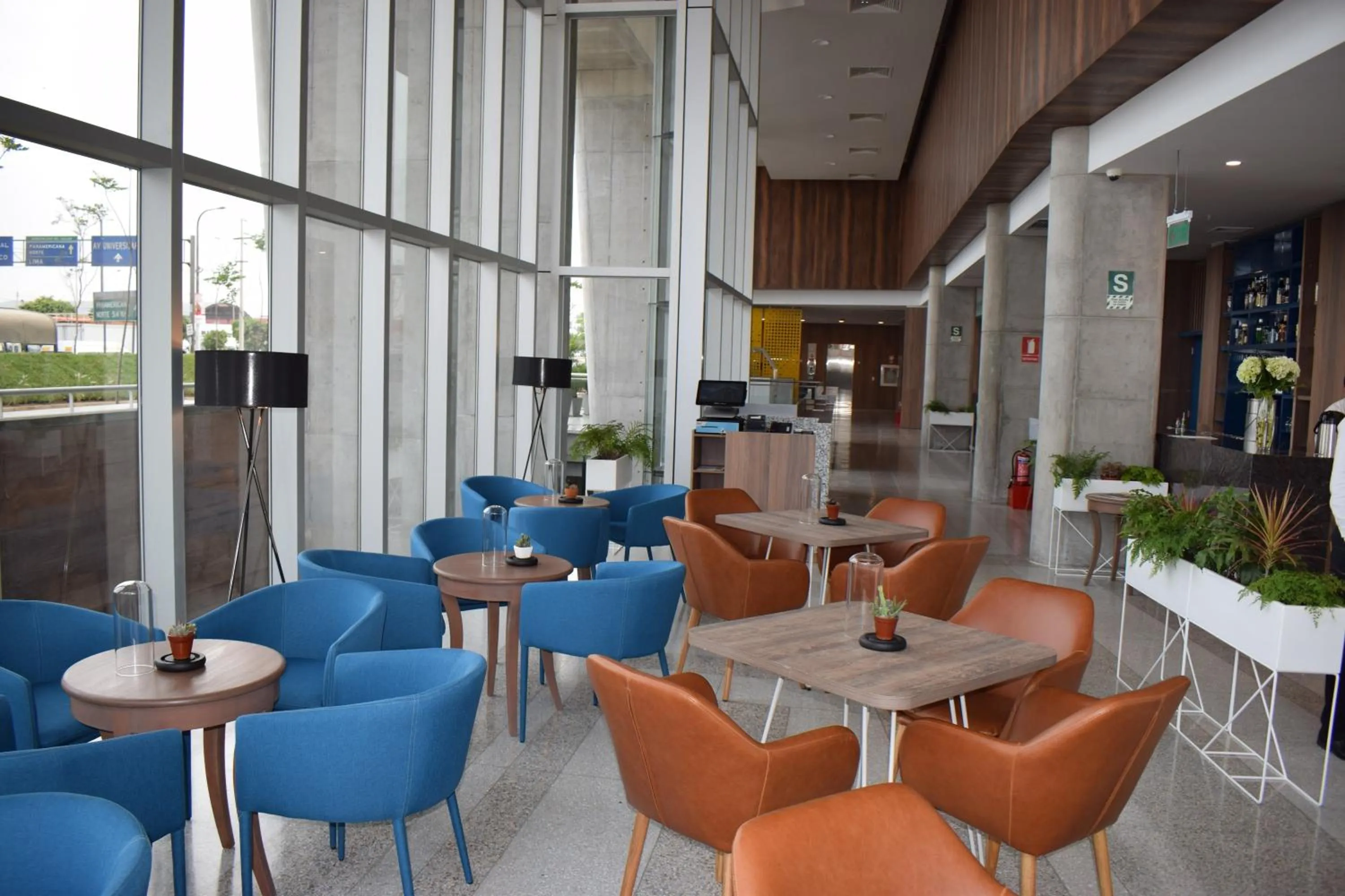 Lounge or bar in Holiday Inn - Lima Airport by IHG