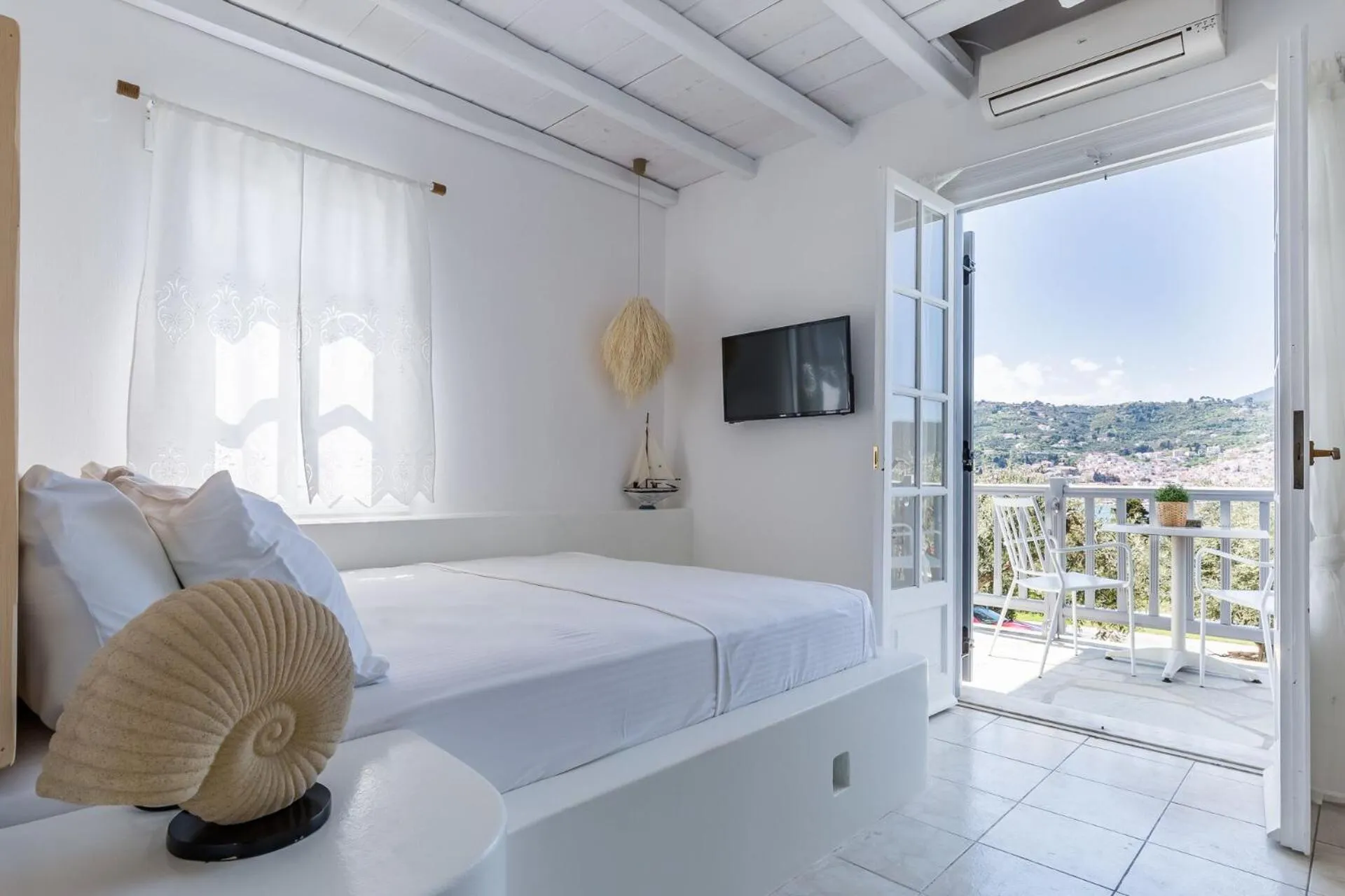Bed in Evlalia Studios & Villas